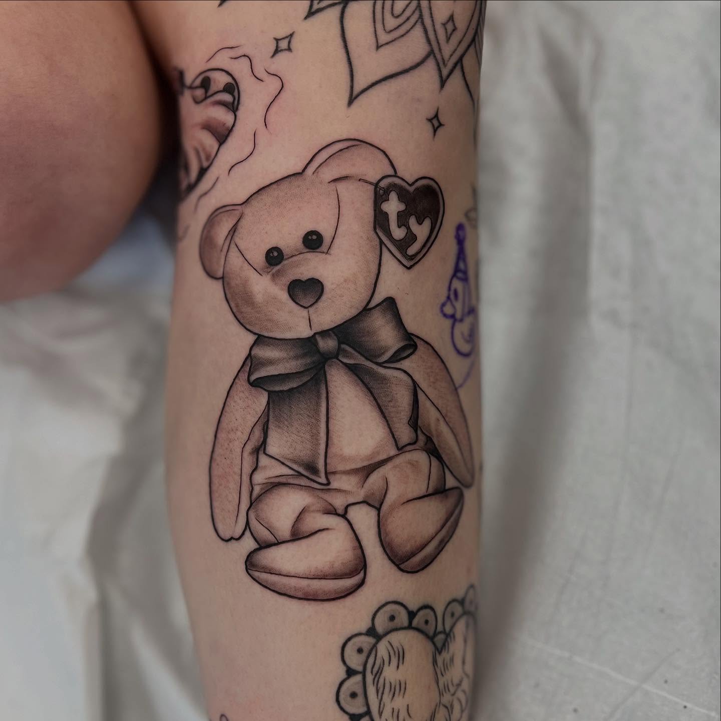 Tattoo by @lyndsink — black_and_grey