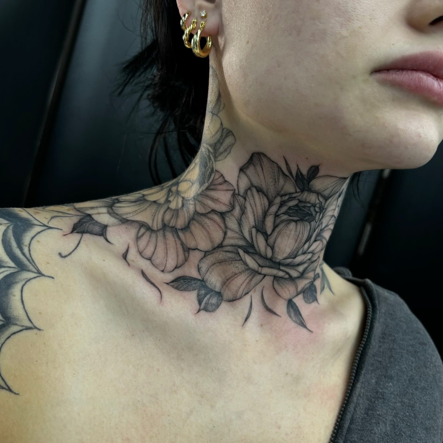 Floral black and grey tattoo on the neck by Júlia Sorrino