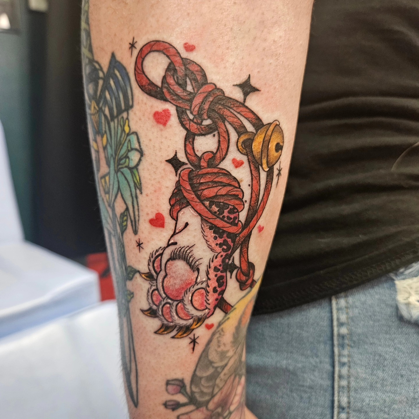 Chain and paw American traditional tattoo on the forearm by Ari🖤