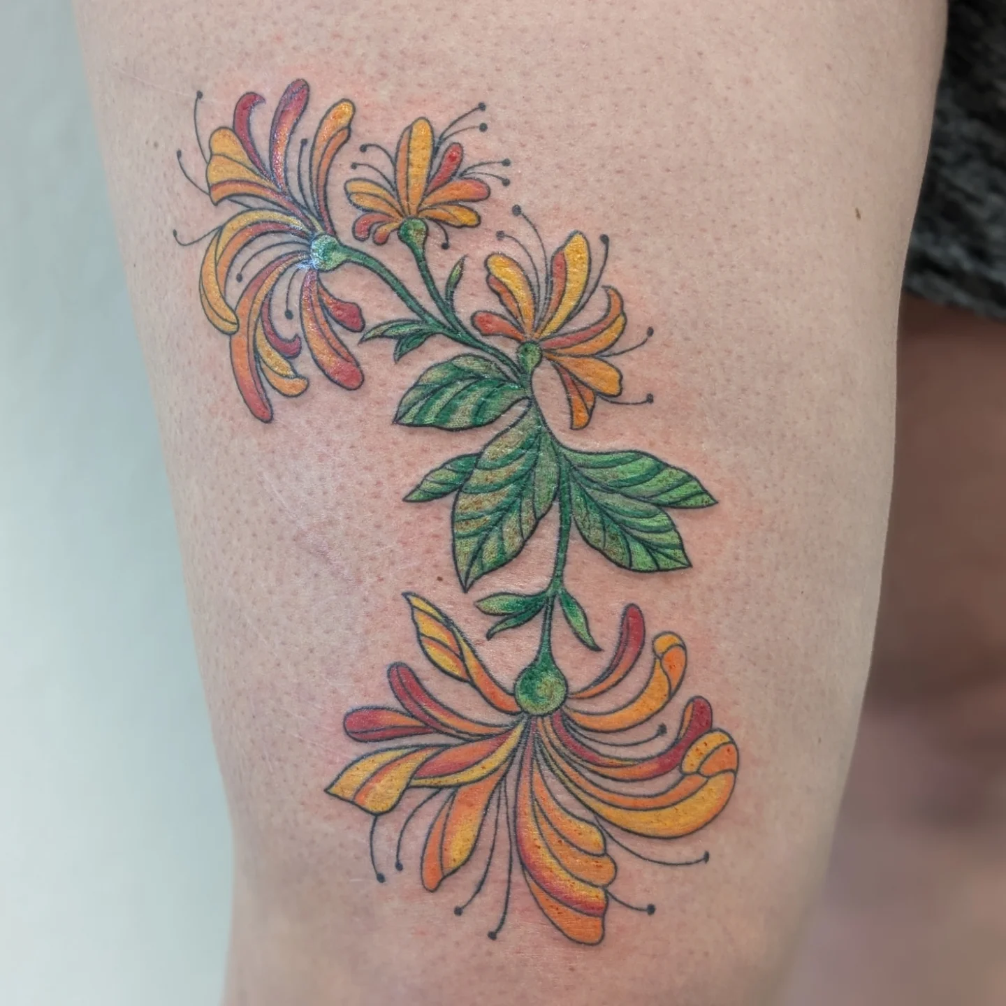 Flowers new school tattoo on the leg by Ana Cielo Dueñas🌿Fernewt🌿Tattoo Artist🌿