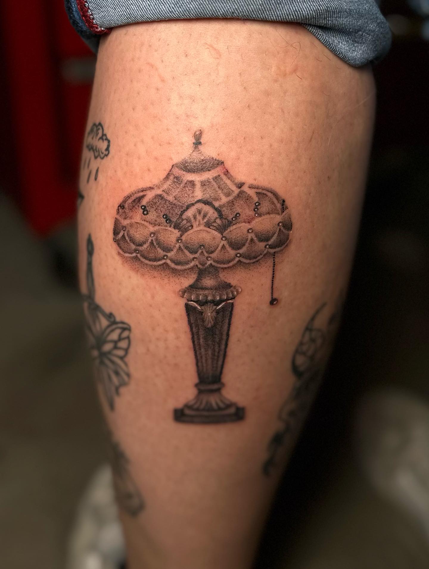 Lamp dotwork tattoo on the thigh by Lee