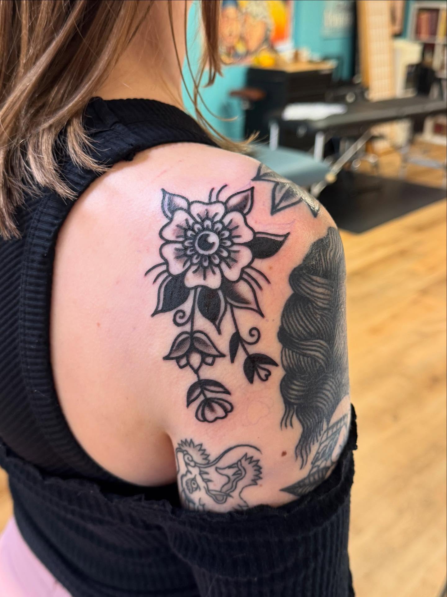 Flower black and grey tattoo on the shoulder by 𝙹𝙴𝚆𝙴𝙻𝚂 𝙸𝙳𝙴𝚃𝚃𝙴 𝙳𝙸𝚃𝚃𝚁𝙸𝙲𝙷 (𝙻𝙰𝚂𝙾𝚃𝙰), Minneapolis, Minnesota