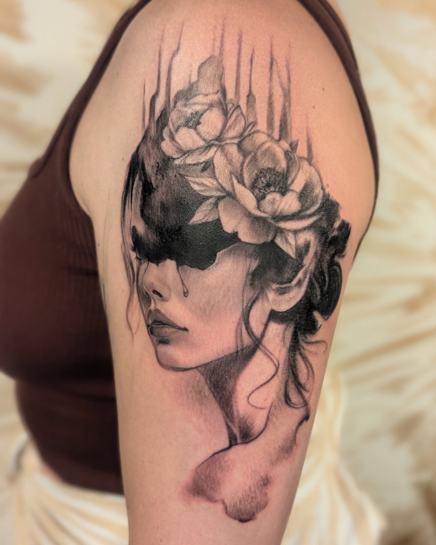 Floral woman realism tattoo on the upper arm by 💎 Neon