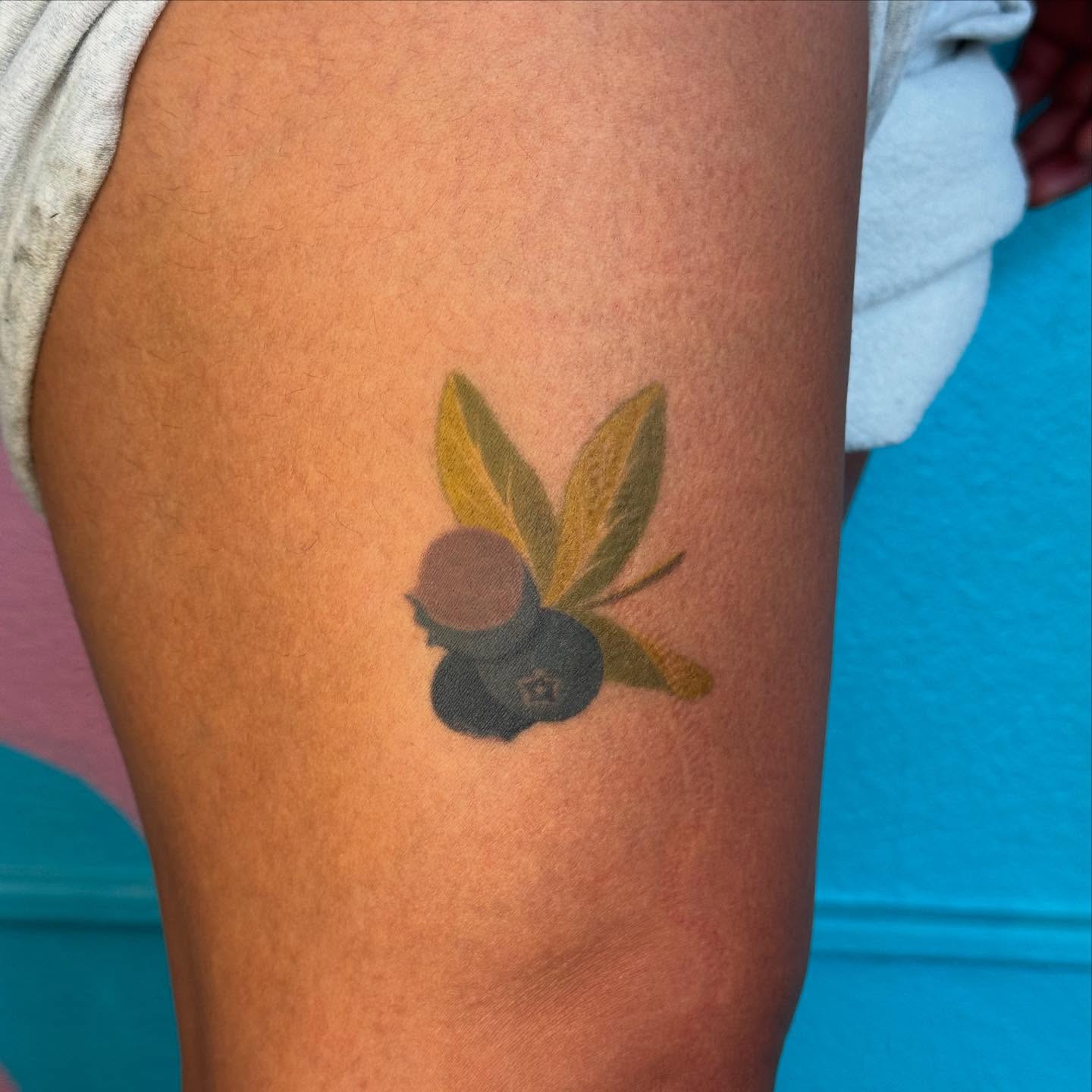 Blueberry American traditional tattoo on the thigh by Ivy