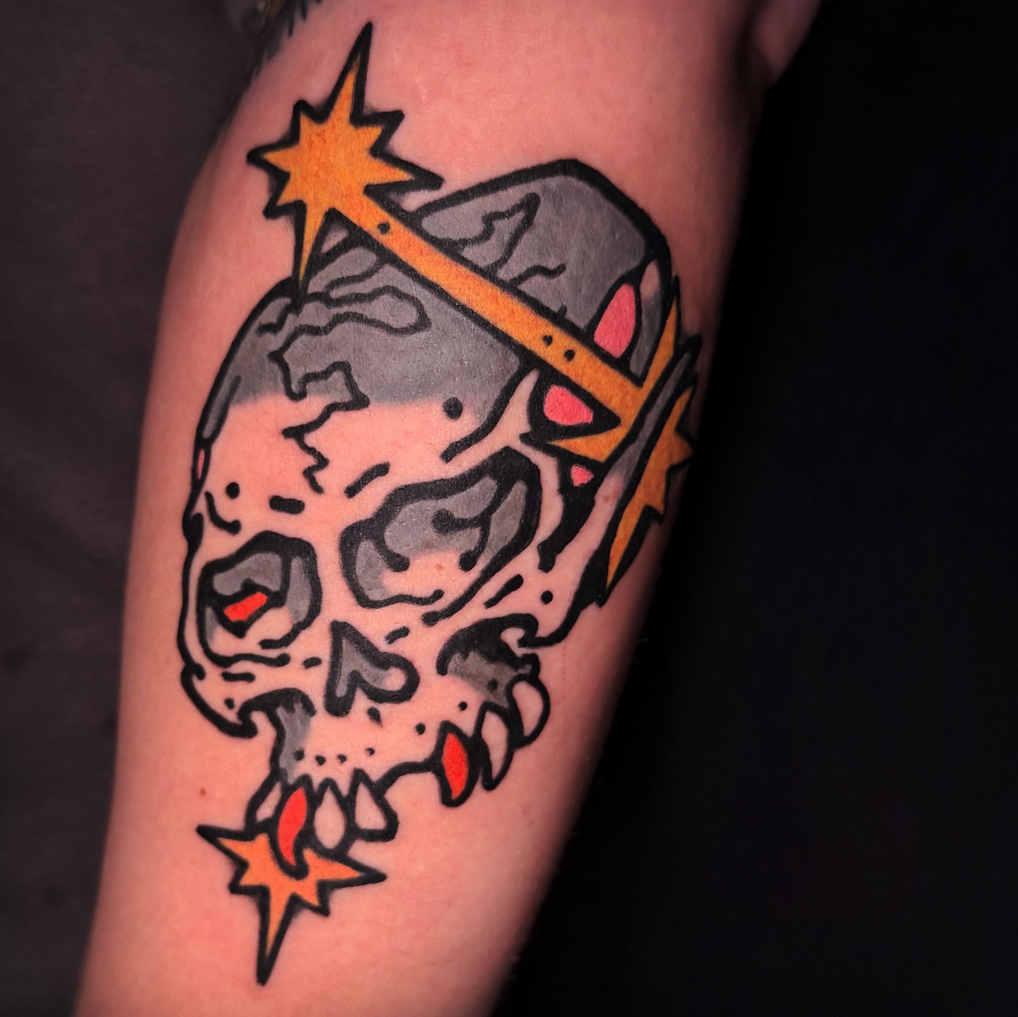 Skull with stars American traditional tattoo on the forearm by 匚卂ㄒ乙丨ㄥㄥ卂