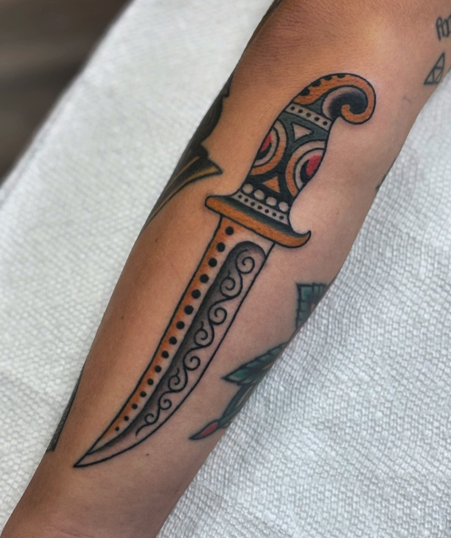 Knife neo-traditional tattoo on the forearm by Ben Fiedler