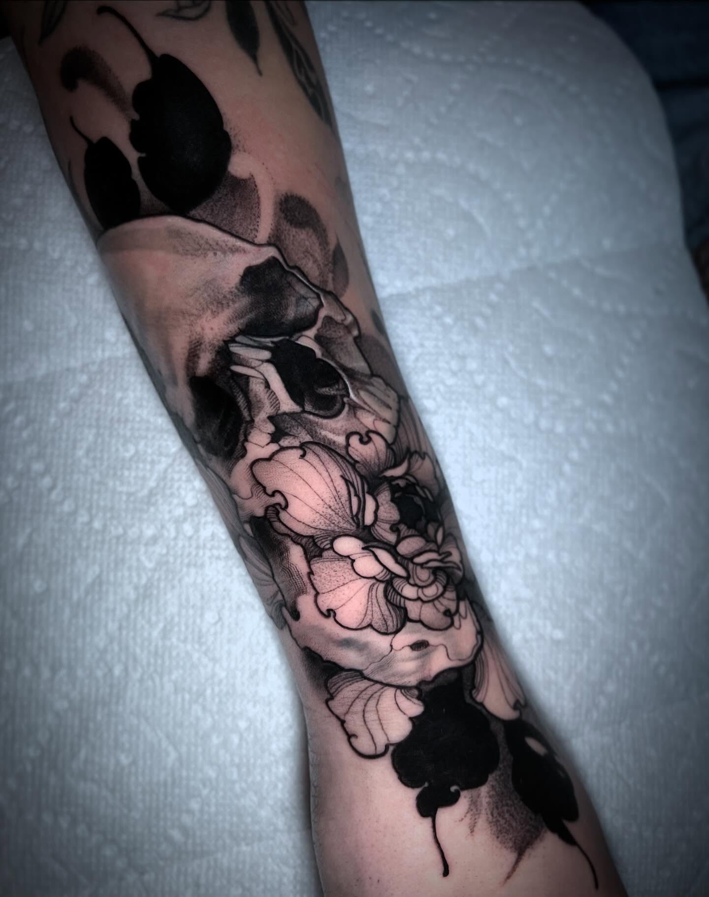 Flower black and grey tattoo on the forearm by 𝑅𝑒𝑒𝓈𝒶 𝐿𝓎𝓃𝓃 ₊ ⊹❀