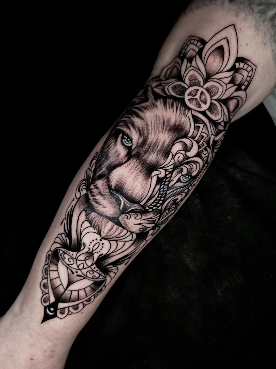 Lion realism tattoo on the forearm by Charlie Soto