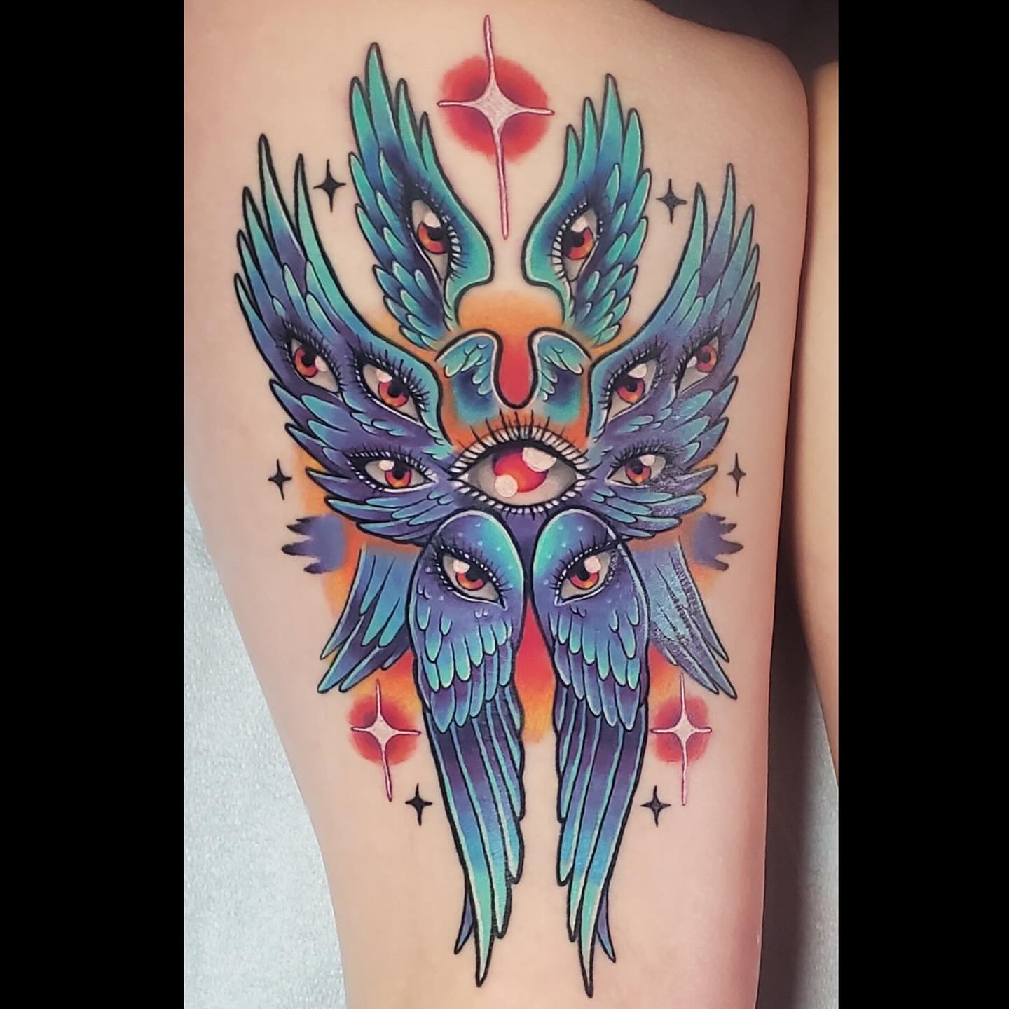 Wings and eyes neo-traditional tattoo on the thigh by Jordi ✨