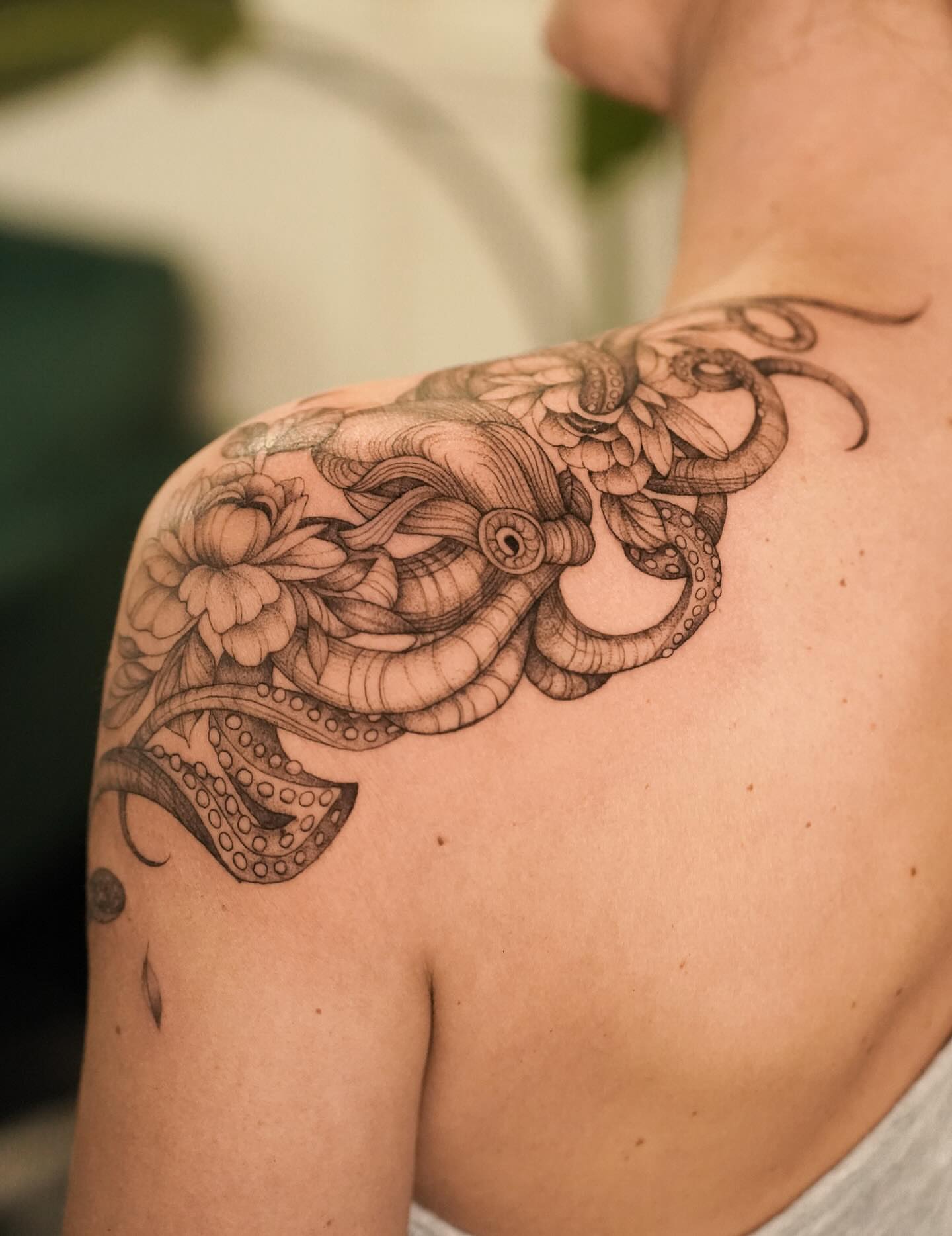 Tattoo by @lolavtattoo — black_and_grey, realism