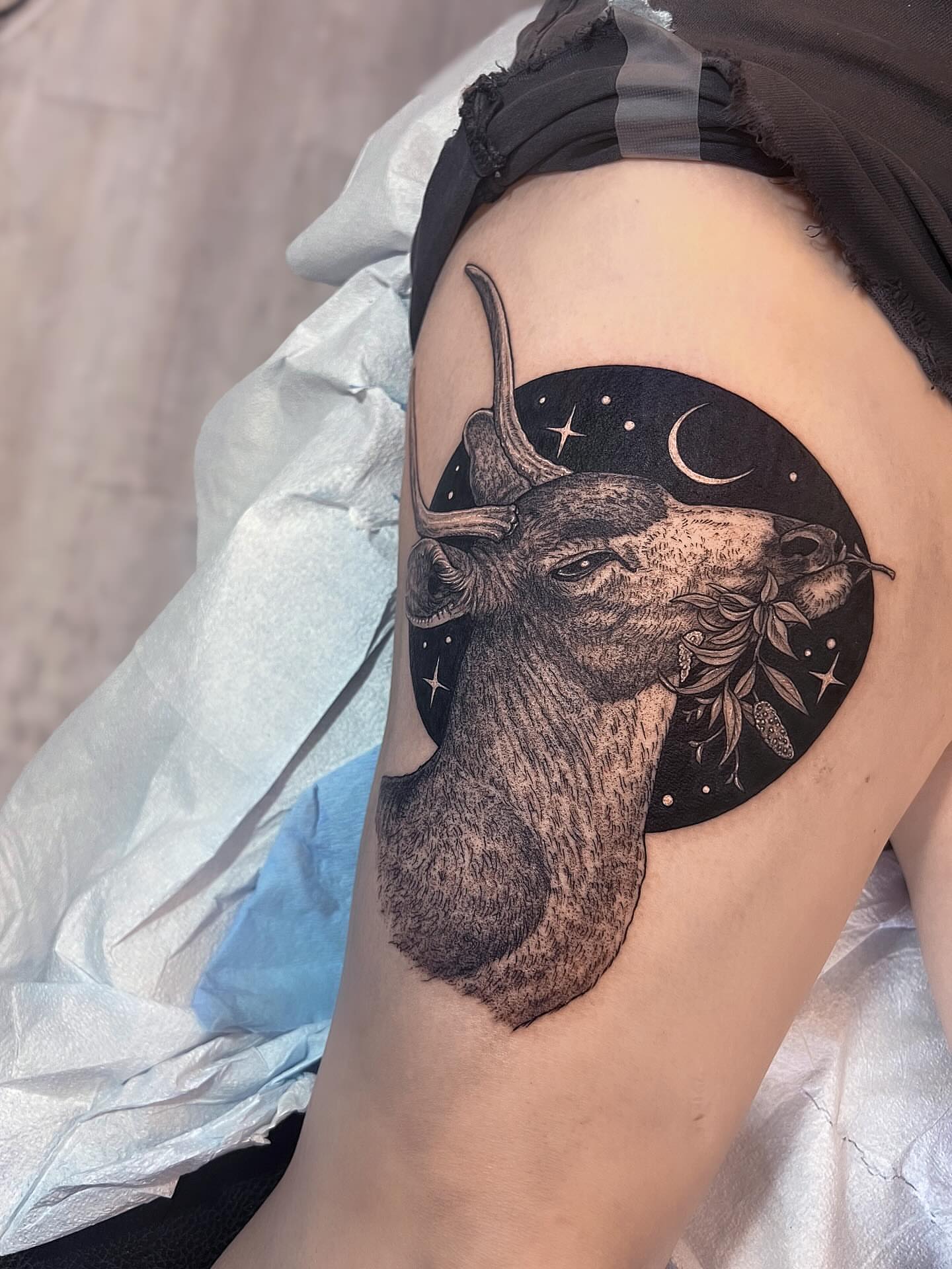 Deer head realism tattoo on the thigh by 𝗝𝗲𝘀𝘀𝗶𝗲 𝗩𝗶𝗼𝗹𝗲𝘁