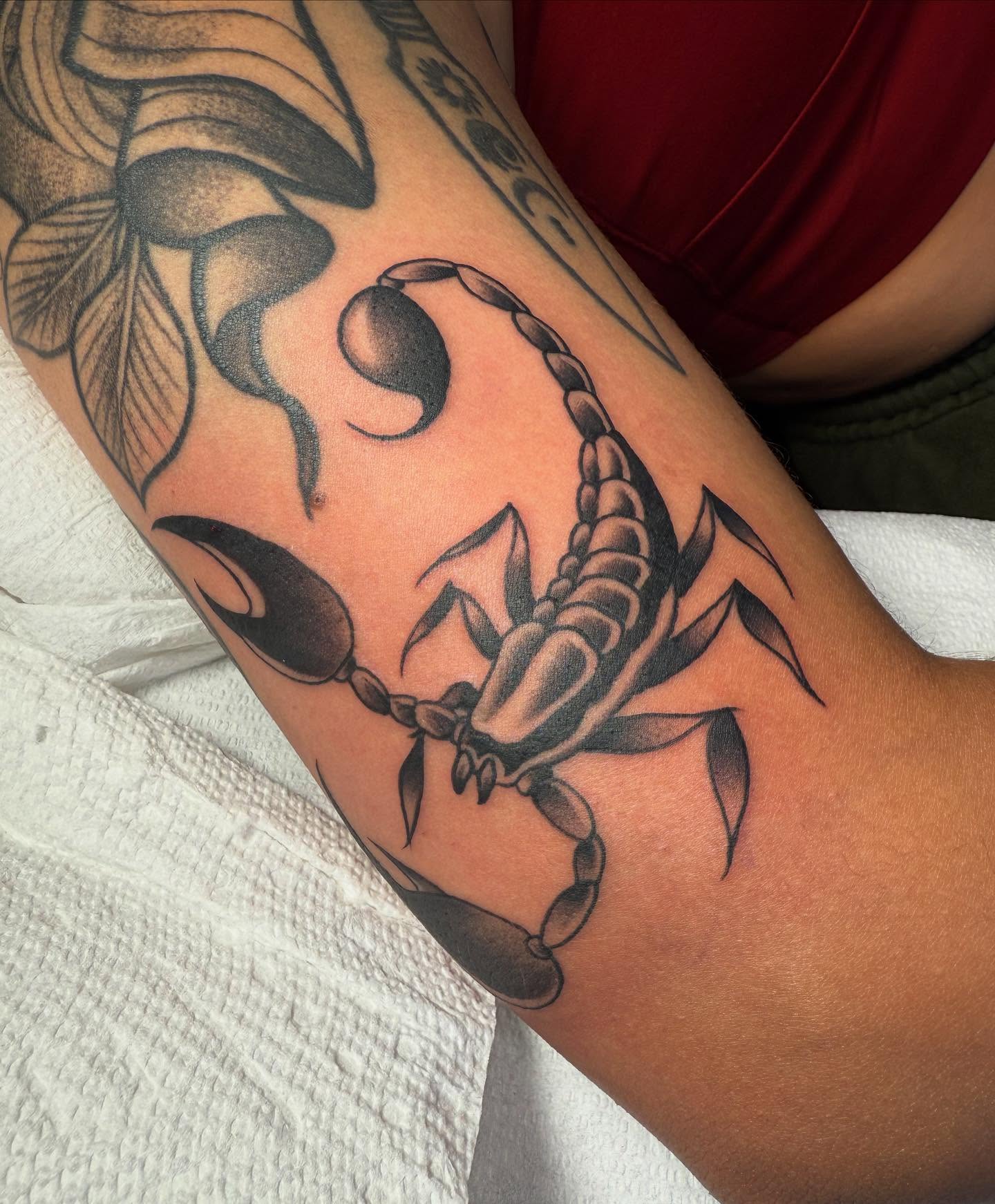 Tattoo by @taybeetattoo — black_and_grey