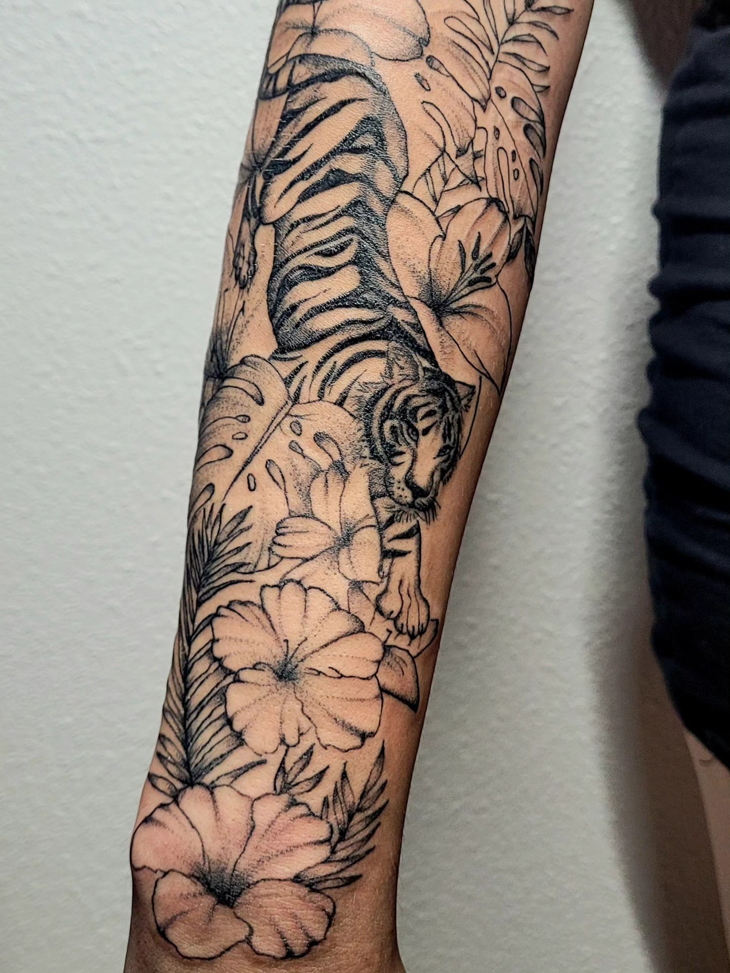 Tiger and flowers realism tattoo on the forearm by Gonzalo Pantona