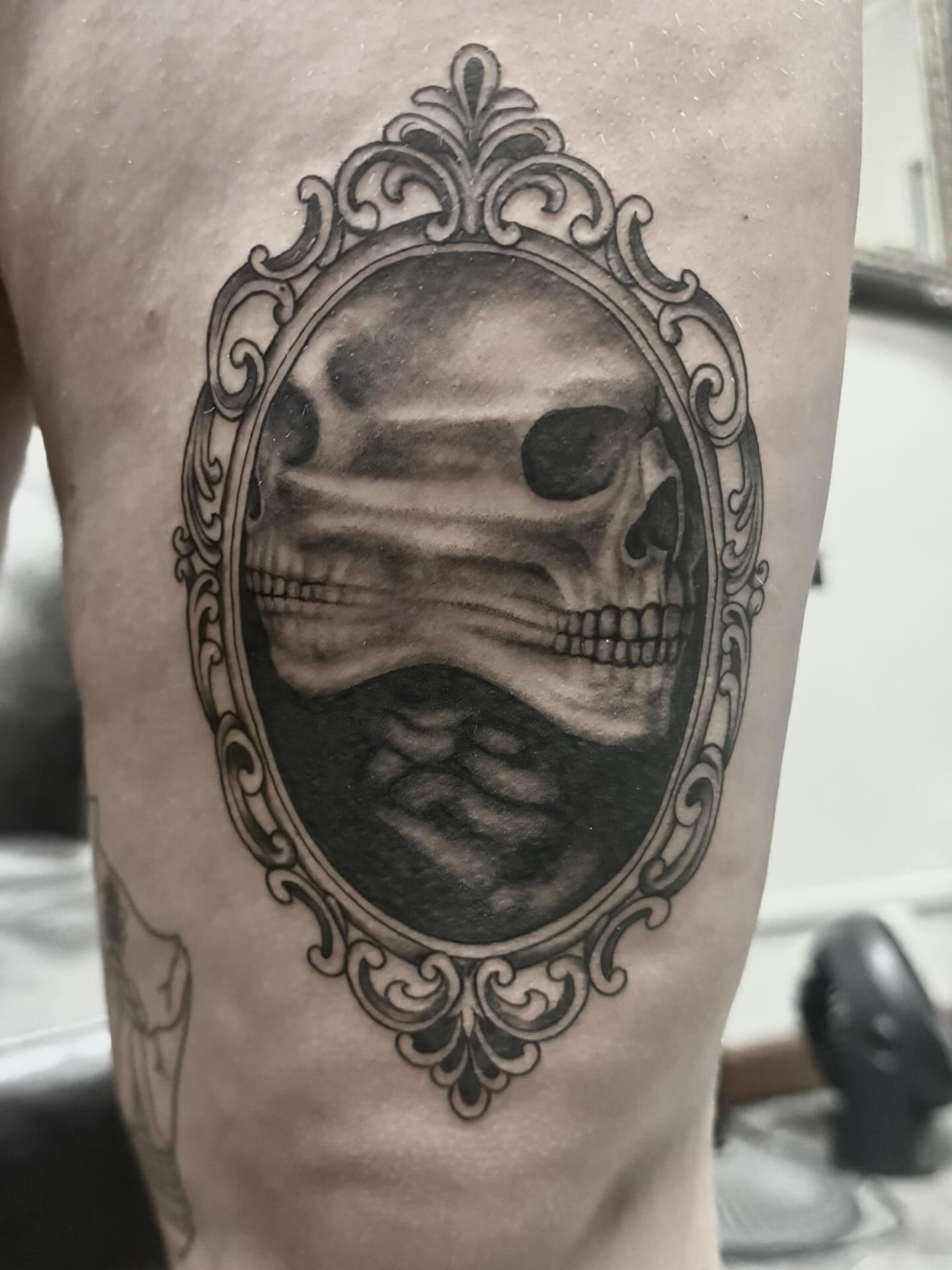 Skull black and grey tattoo on the thigh by @carissaetattoos