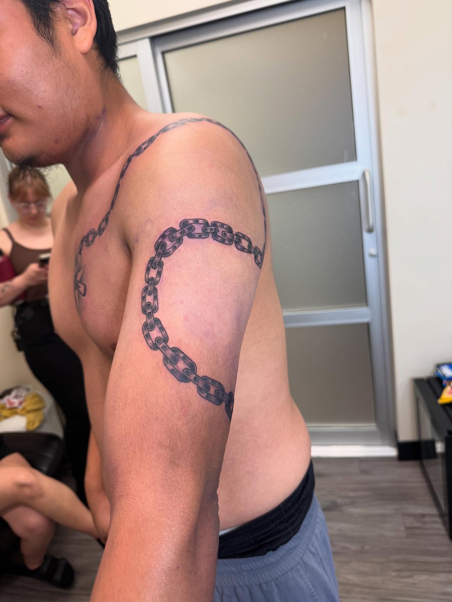 Chain black and grey tattoo on the shoulder by Gladys L.