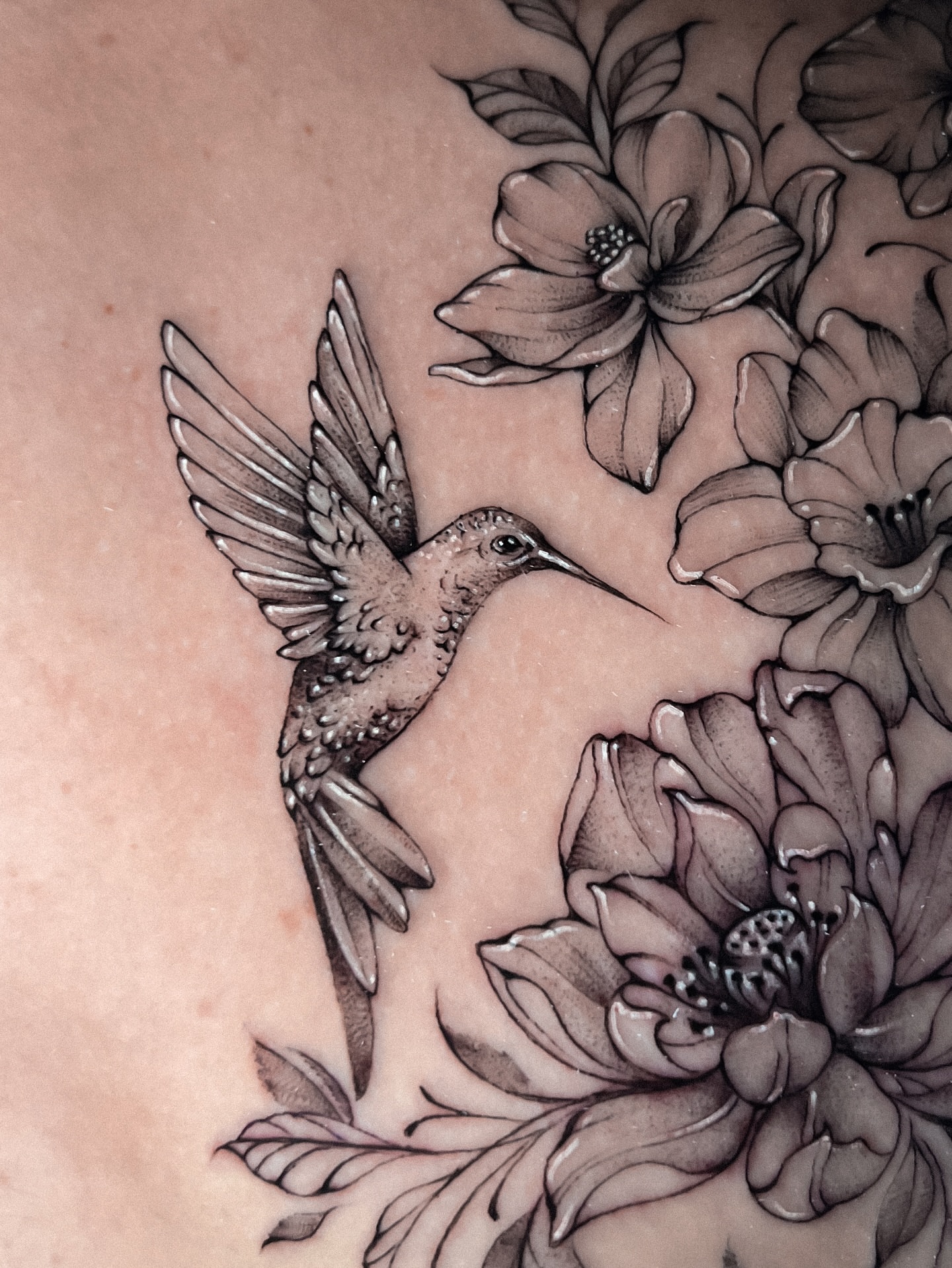 Hummingbird and flowers realism tattoo on the shoulder by πππΉππππππππππππ