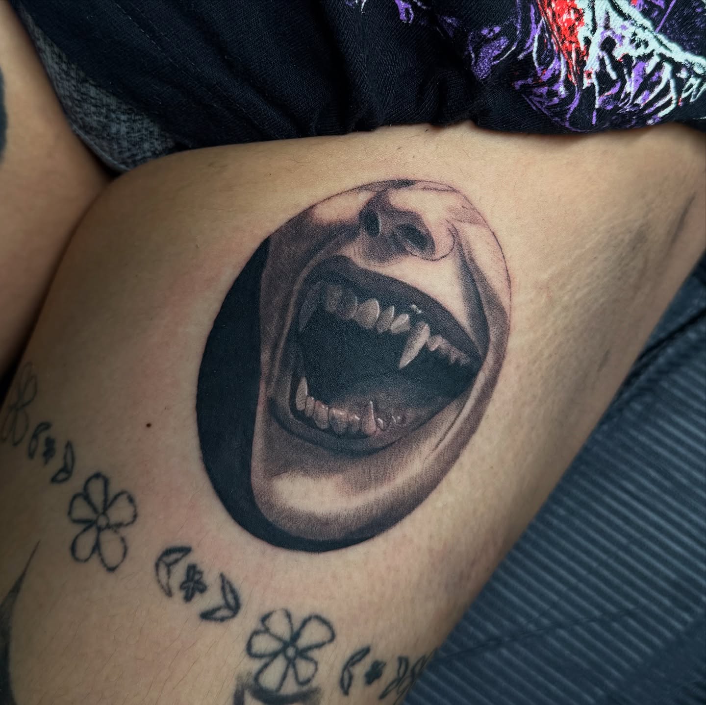 Open mouth realism tattoo on the thigh by 𝙰𝚛𝚕𝚒𝚗𝚐𝚝𝚘𝚗 𝚃𝚊𝚝𝚝𝚘𝚘 𝙰𝚛𝚝𝚒𝚜𝚝 ✴︎ 𝚝𝚊𝚝𝚜𝚇𝚟𝚊𝚕