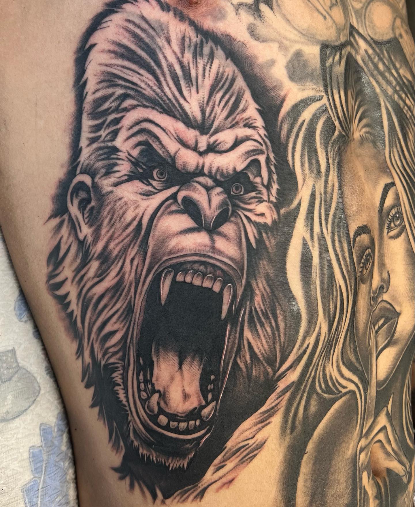 Gorilla realism tattoo on the thigh by Hugo Ruiz-Esparza