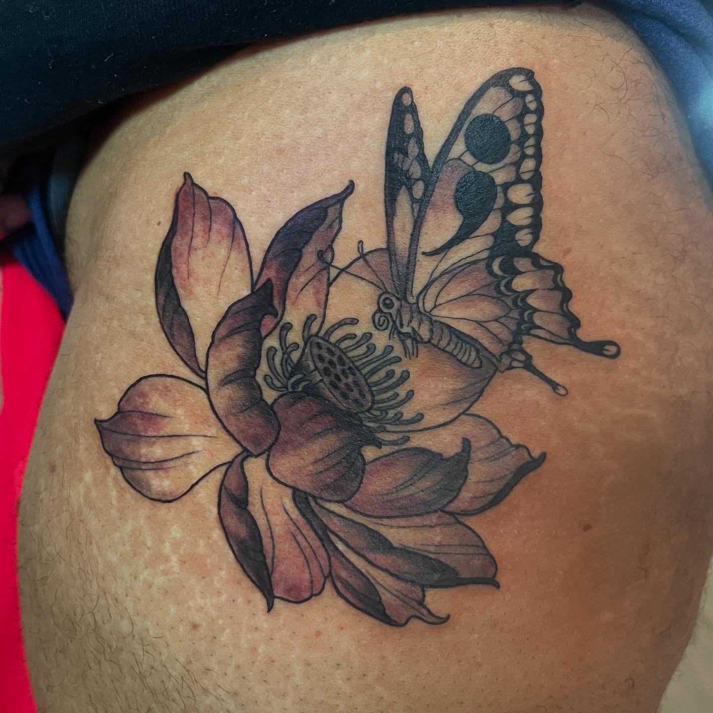 Lotus flower and butterfly realism tattoo on the thigh by Joe Moreira