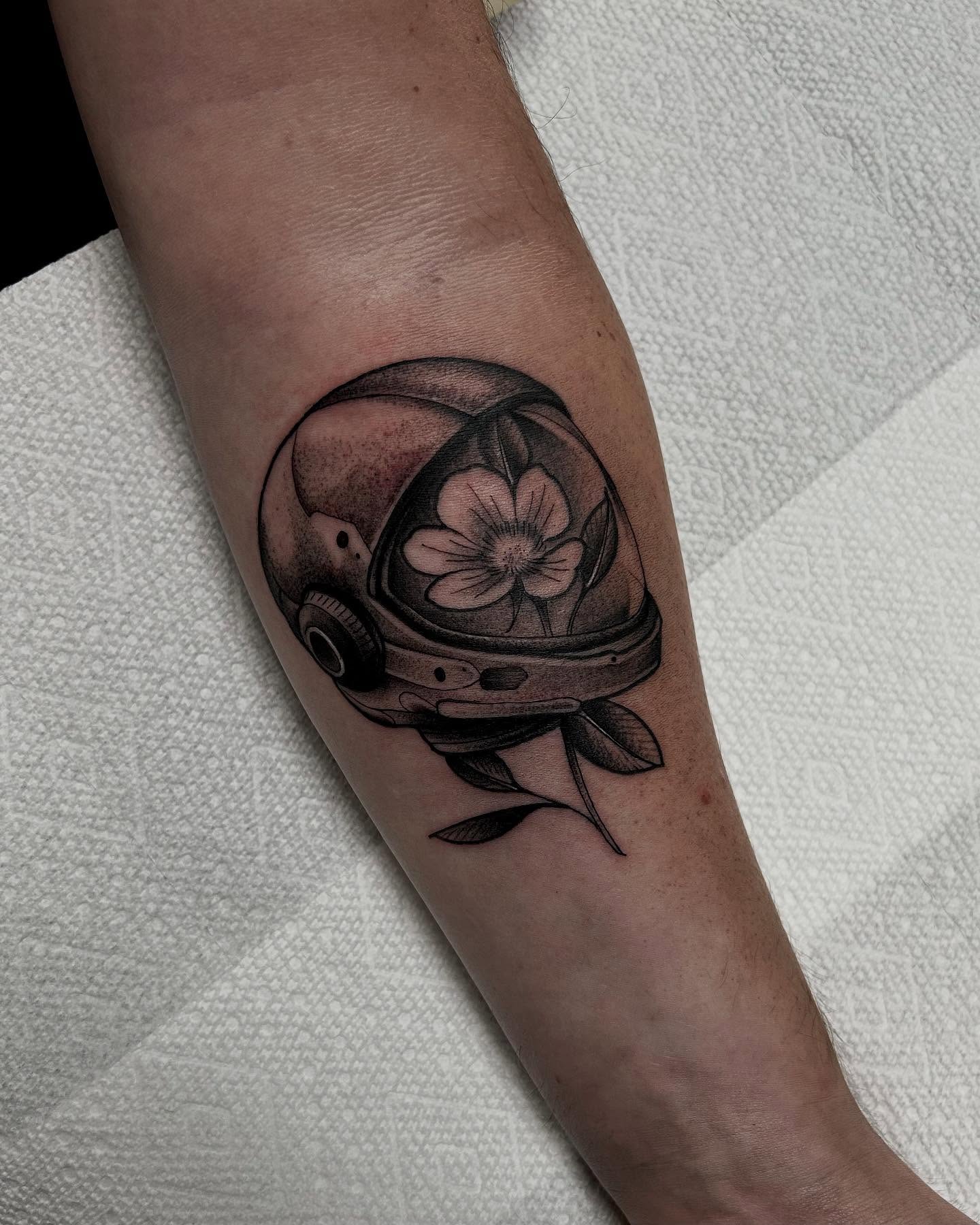 Tattoo by @obiecruztattoo โ black_and_grey