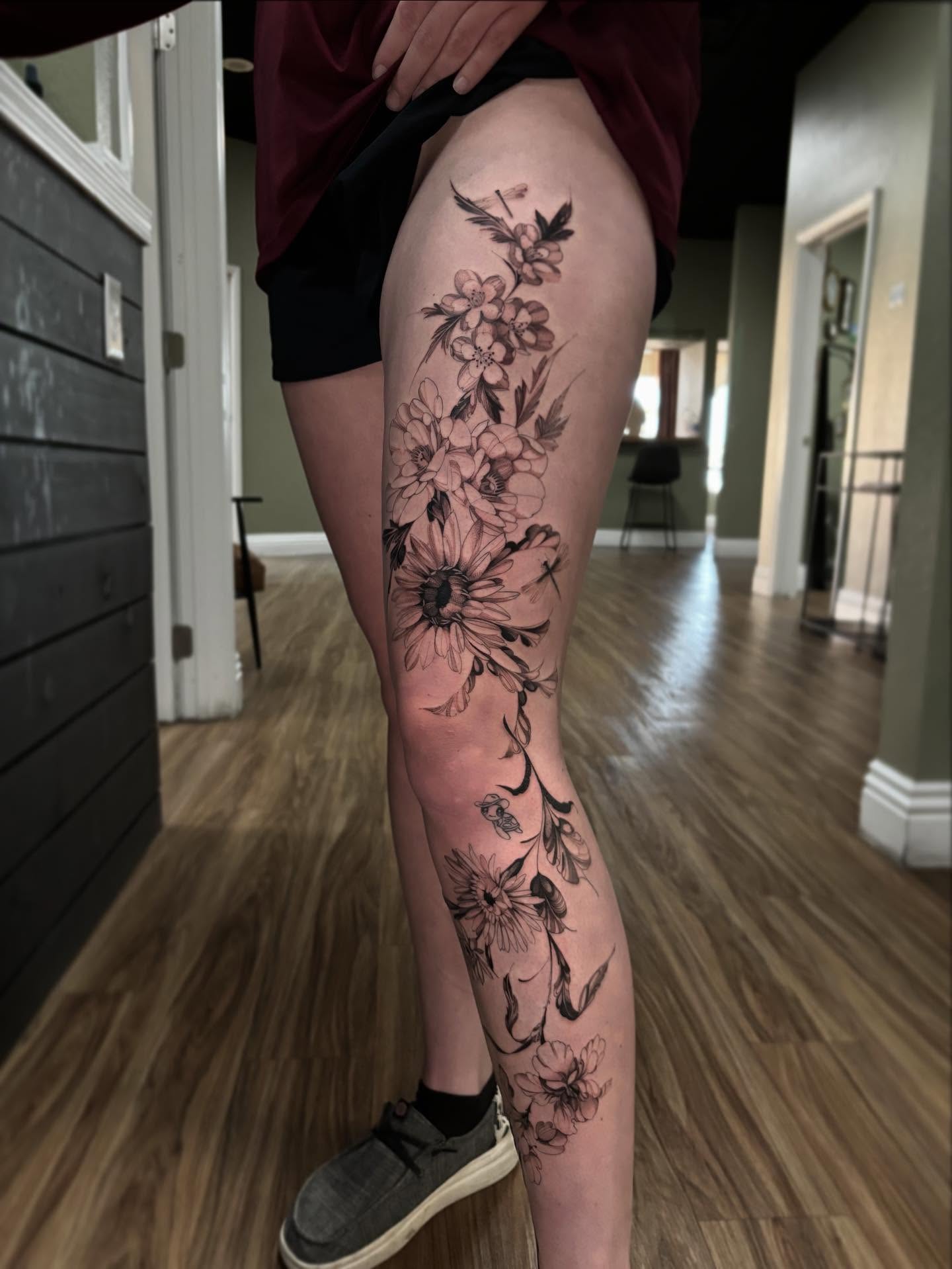 Floral arrangement black and grey tattoo on the thigh by 𝑅𝑒𝑒𝓈𝒶 𝐿𝓎𝓃𝓃 ₊ ⊹❀