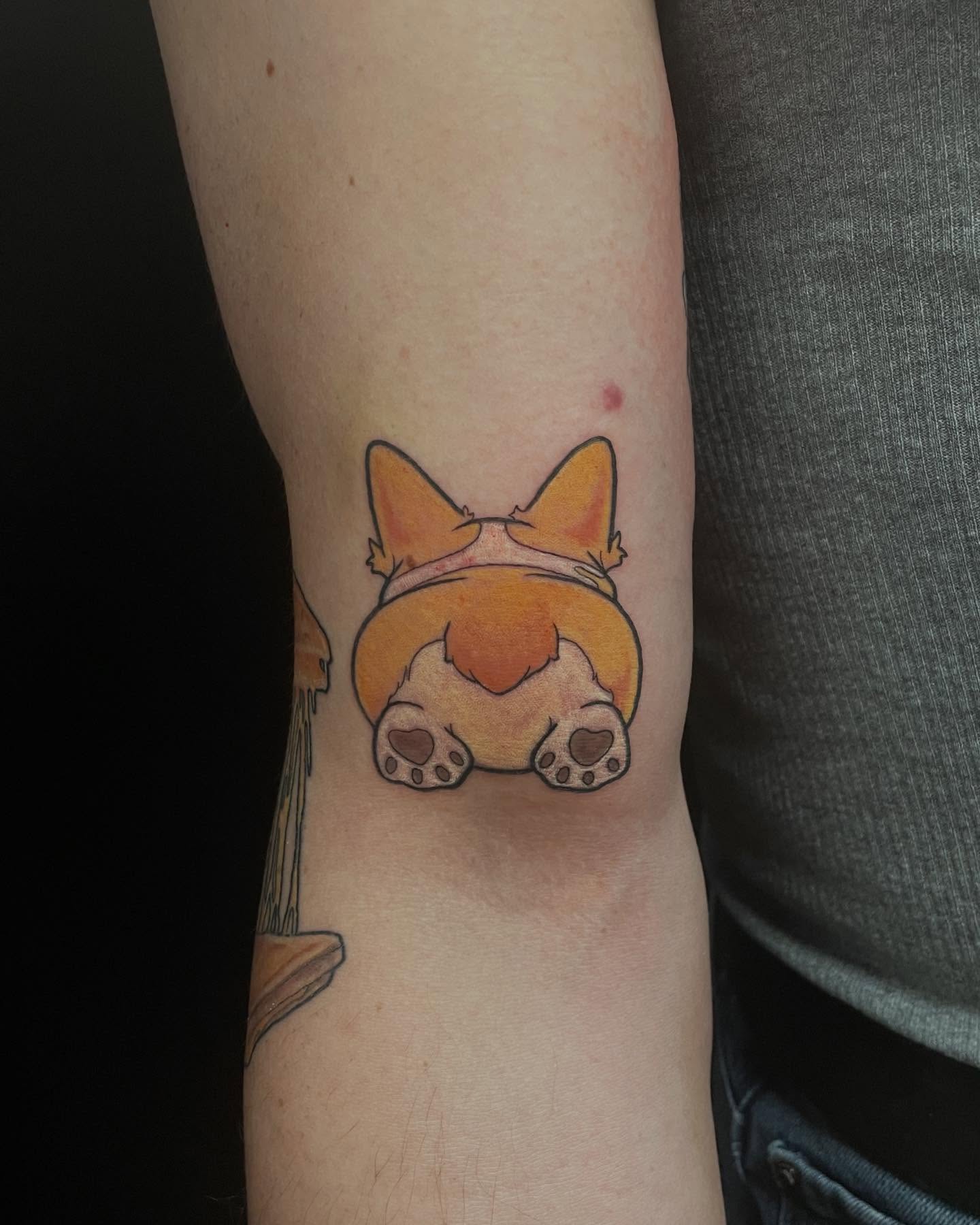 Tattoo by @thekaityfacetattoos β dotwork