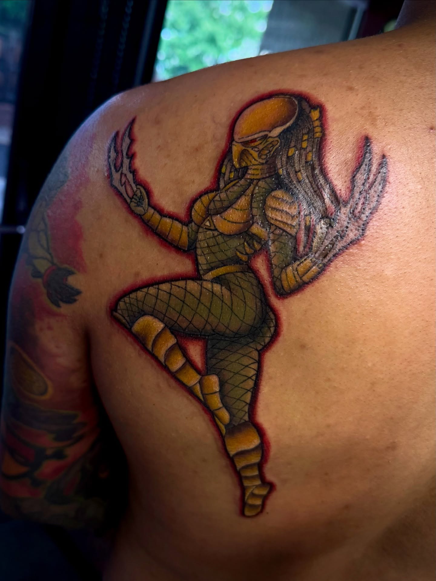 Predator realism tattoo on the shoulder by Stevie Reign