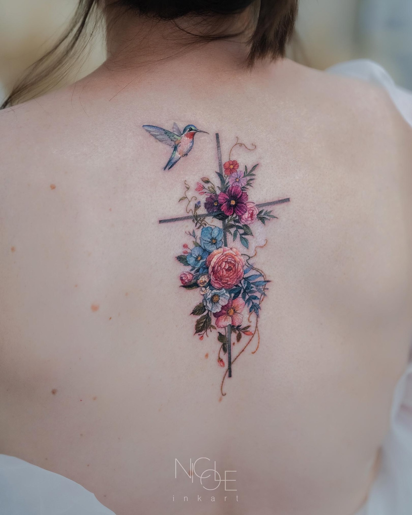 Floral bouquet watercolor tattoo on the back by 𝐍𝐈𝐂𝐎𝐋𝐄 𝐋