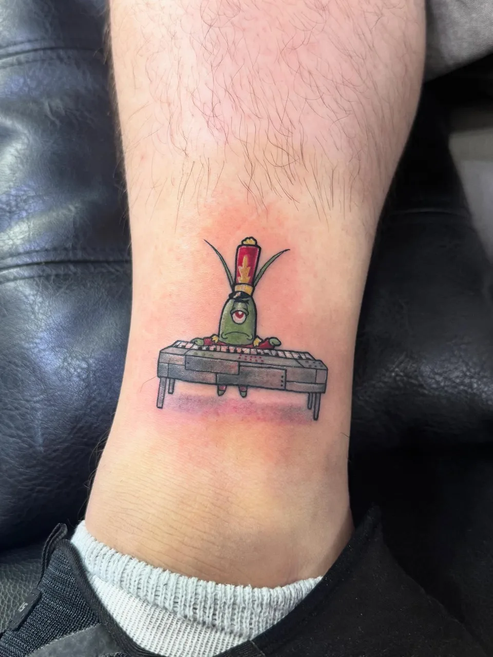 Keyboard player illustrative tattoo on the forearm by Eldaddy