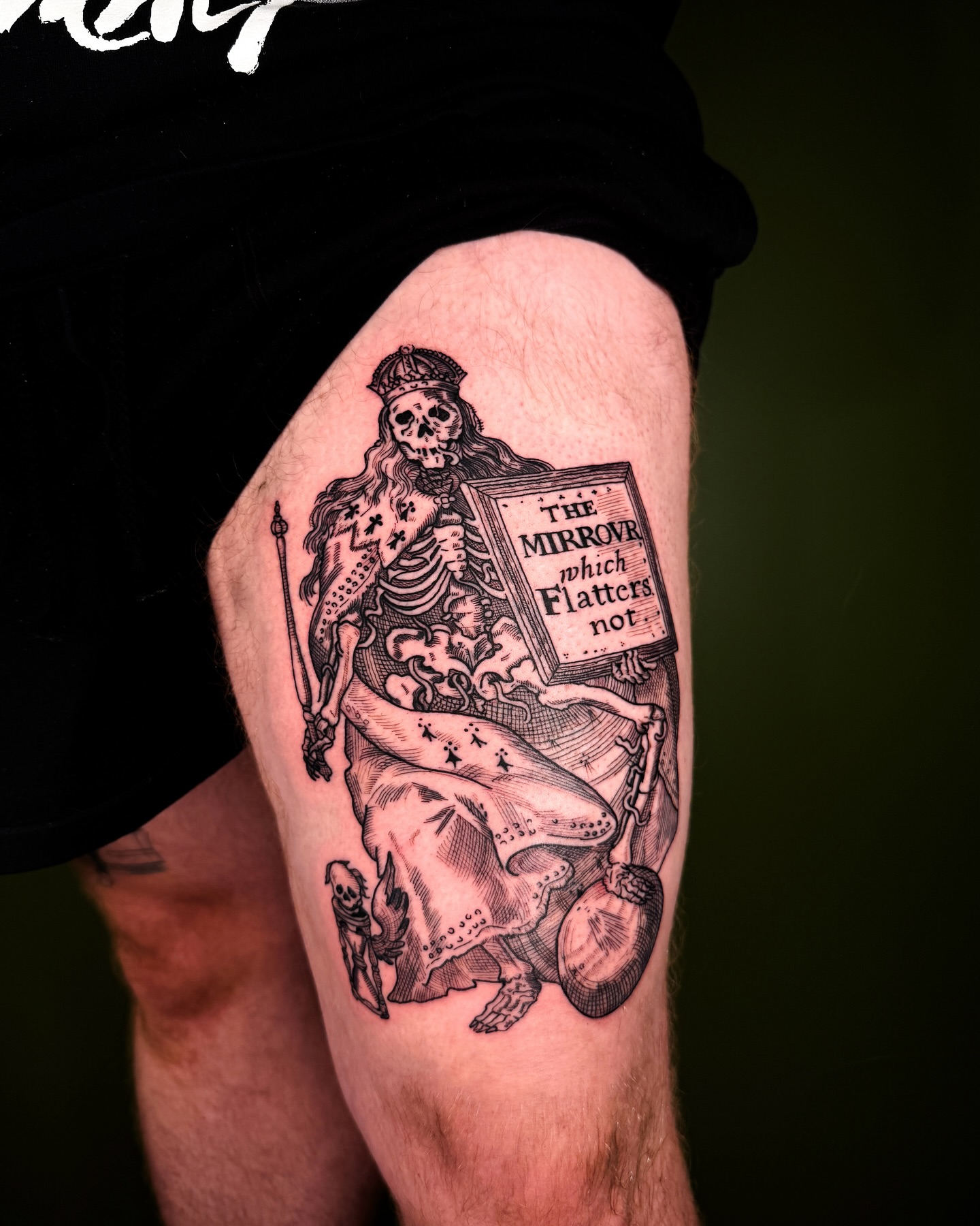 Skeleton holding mirror realism tattoo on the thigh by Zella Mäkelä