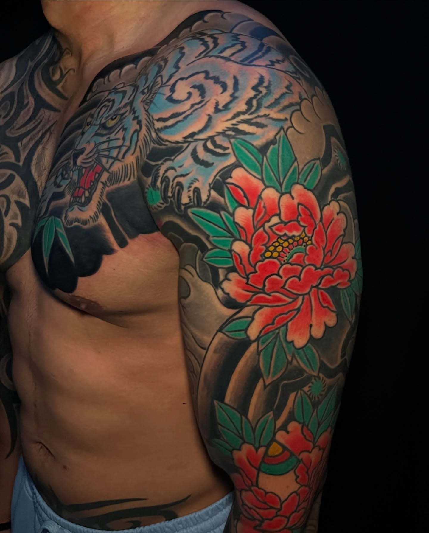 Tiger and peony japanese irezumi tattoo on the shoulder by Andrew Snowden