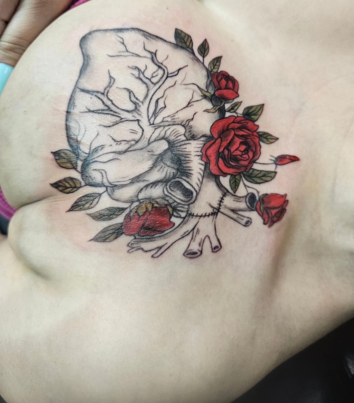 Heart with roses black and grey tattoo on the chest by Ari 💠🧜‍♂️🐟🎨🦑🐚💠