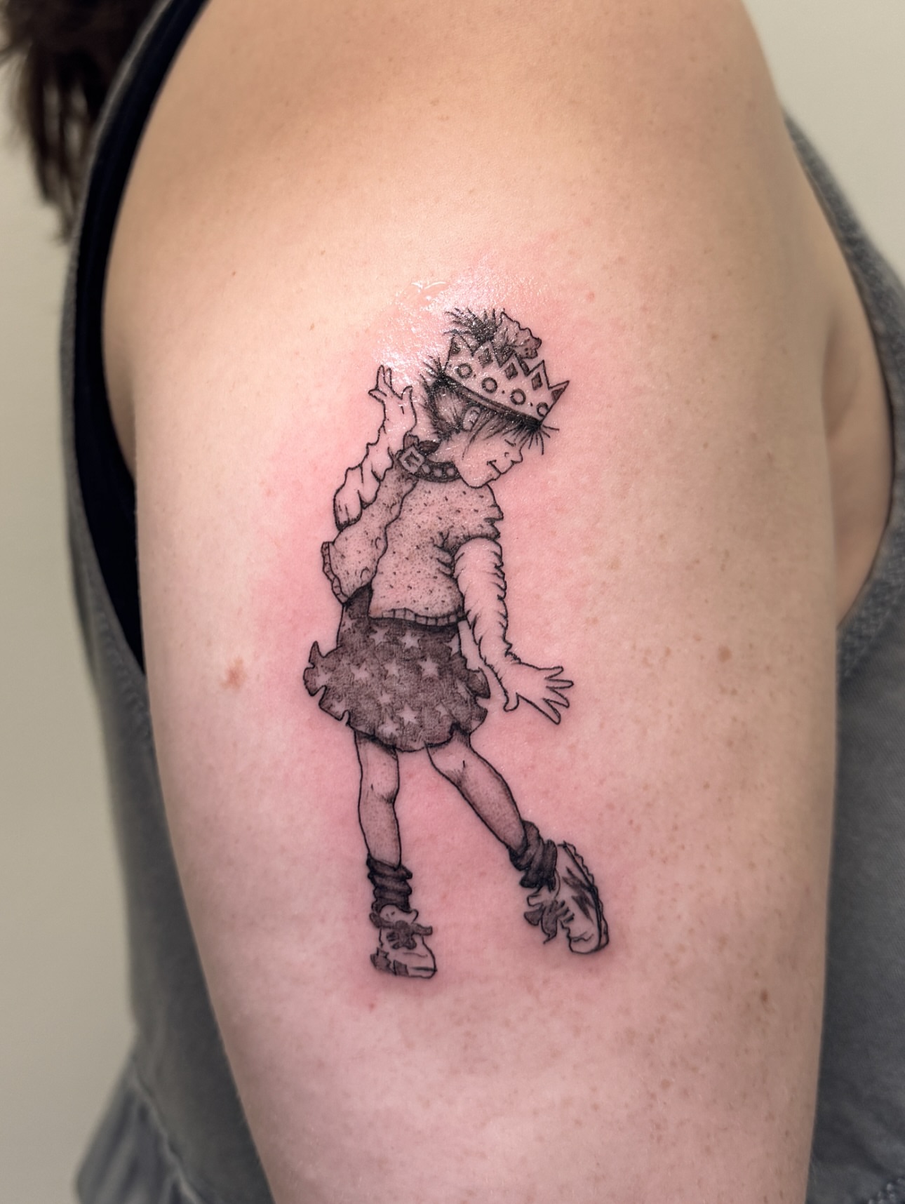 Child wearing crown black and grey tattoo on the shoulder by Jasmine, Lynnwood, Washington