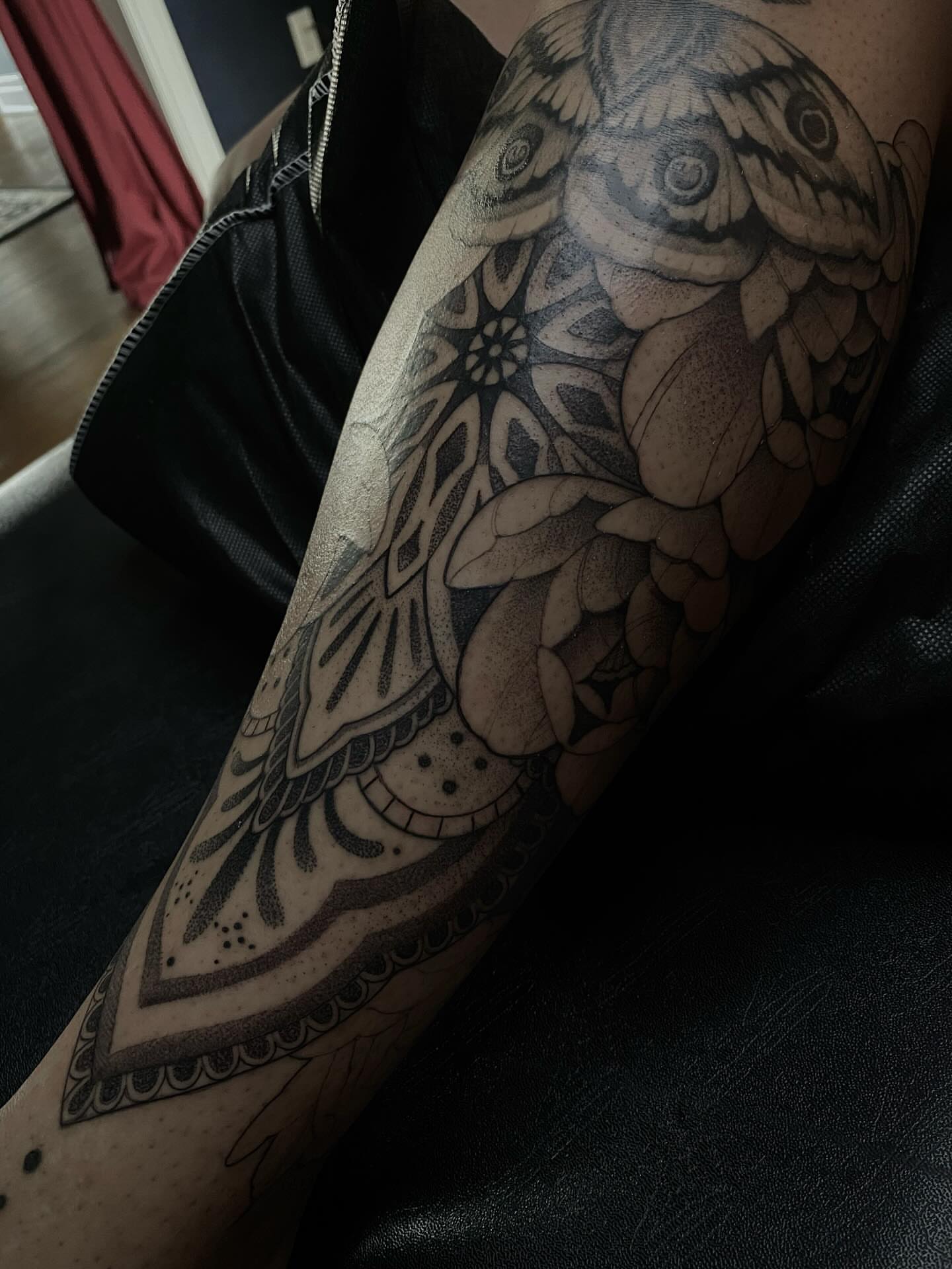 Bird and floral dotwork tattoo on the forearm by 𝔗𝔞𝔶𝔩𝔬𝔯 𝔈𝔩𝔦𝔷𝔞𝔟𝔢𝔱𝔥, Tulsa, Oklahoma