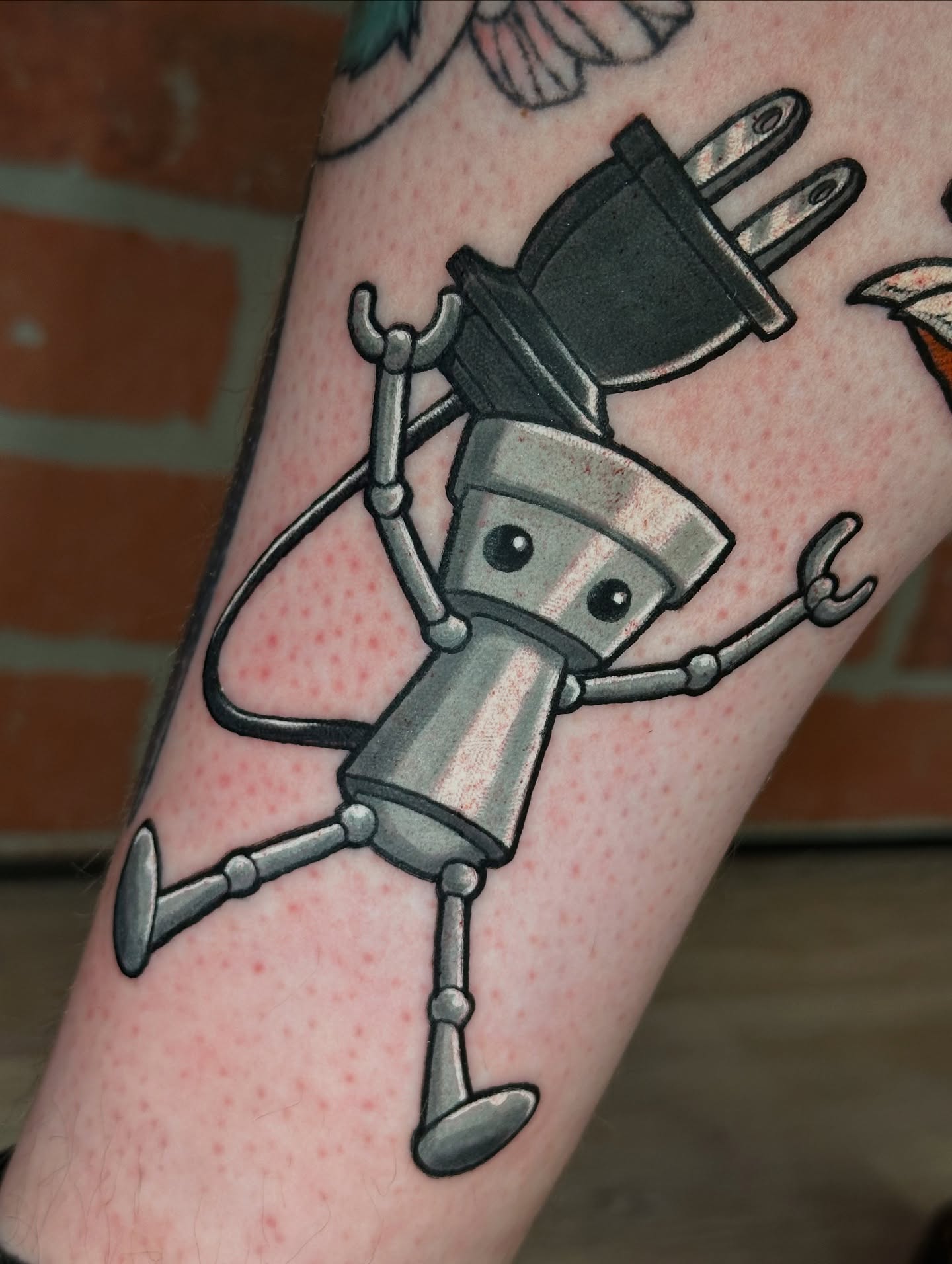 Robot plug black and grey tattoo on the forearm by ɢᴀʙʀɪᴇʟ ᴍᴇɴᴅᴇꜱ ᴏʟɪᴠᴇɪʀᴀ