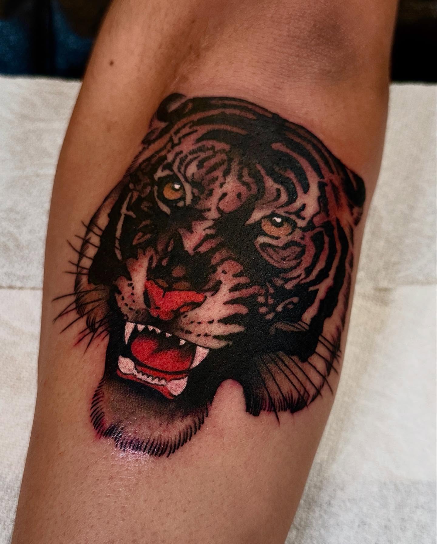 Tattoo by @samavitia — realism