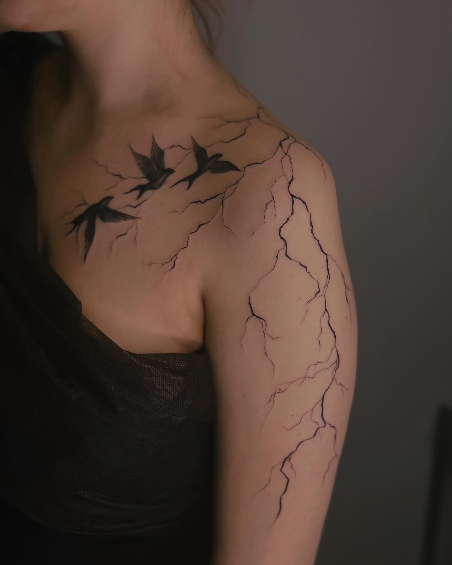 Crack and birds black and grey tattoo on the shoulder by Nina Fedorchenko