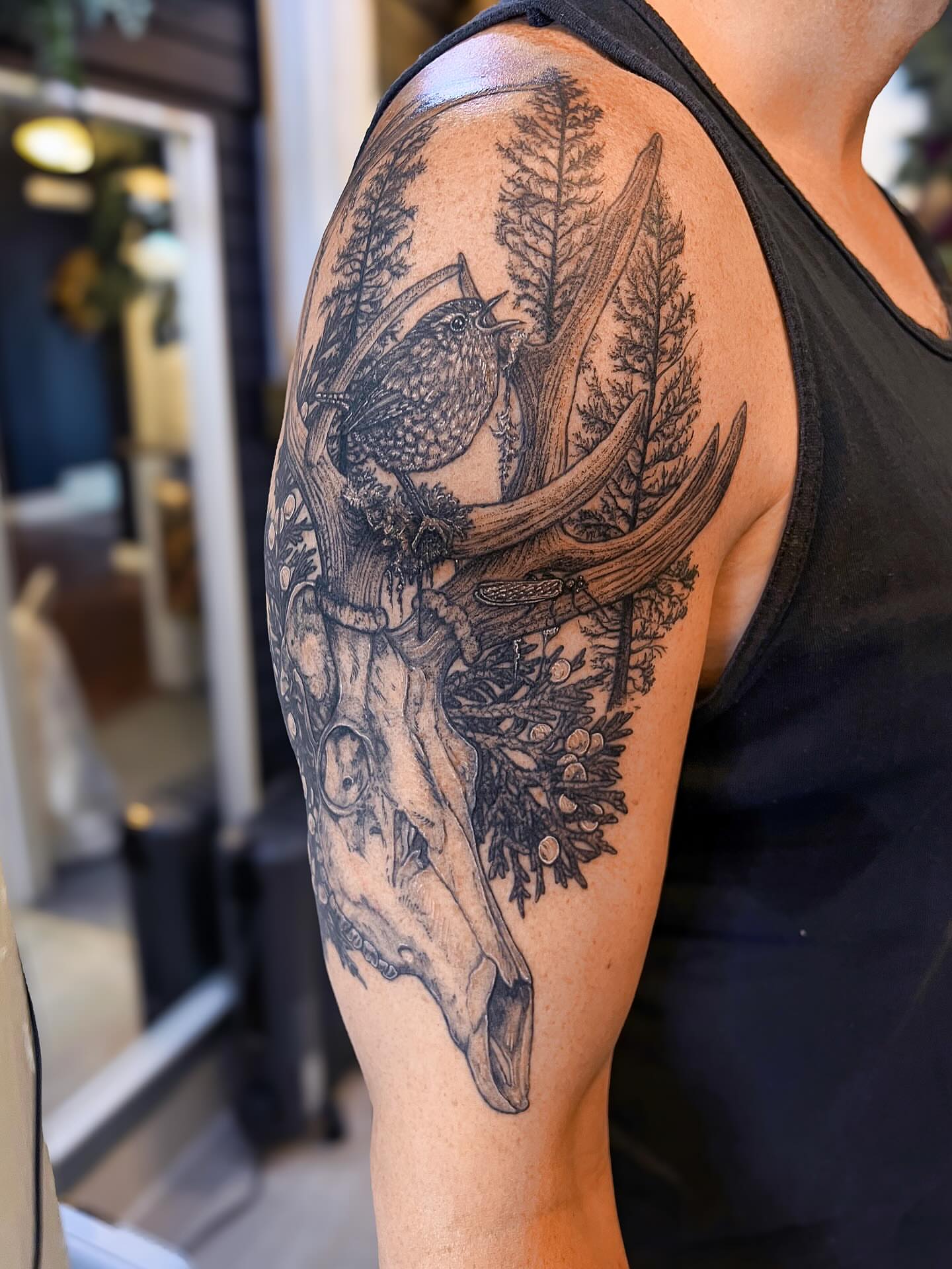 Bird and deer skull realism tattoo on the upper arm by 𝗝𝗲𝘀𝘀𝗶𝗲 𝗩𝗶𝗼𝗹𝗲𝘁