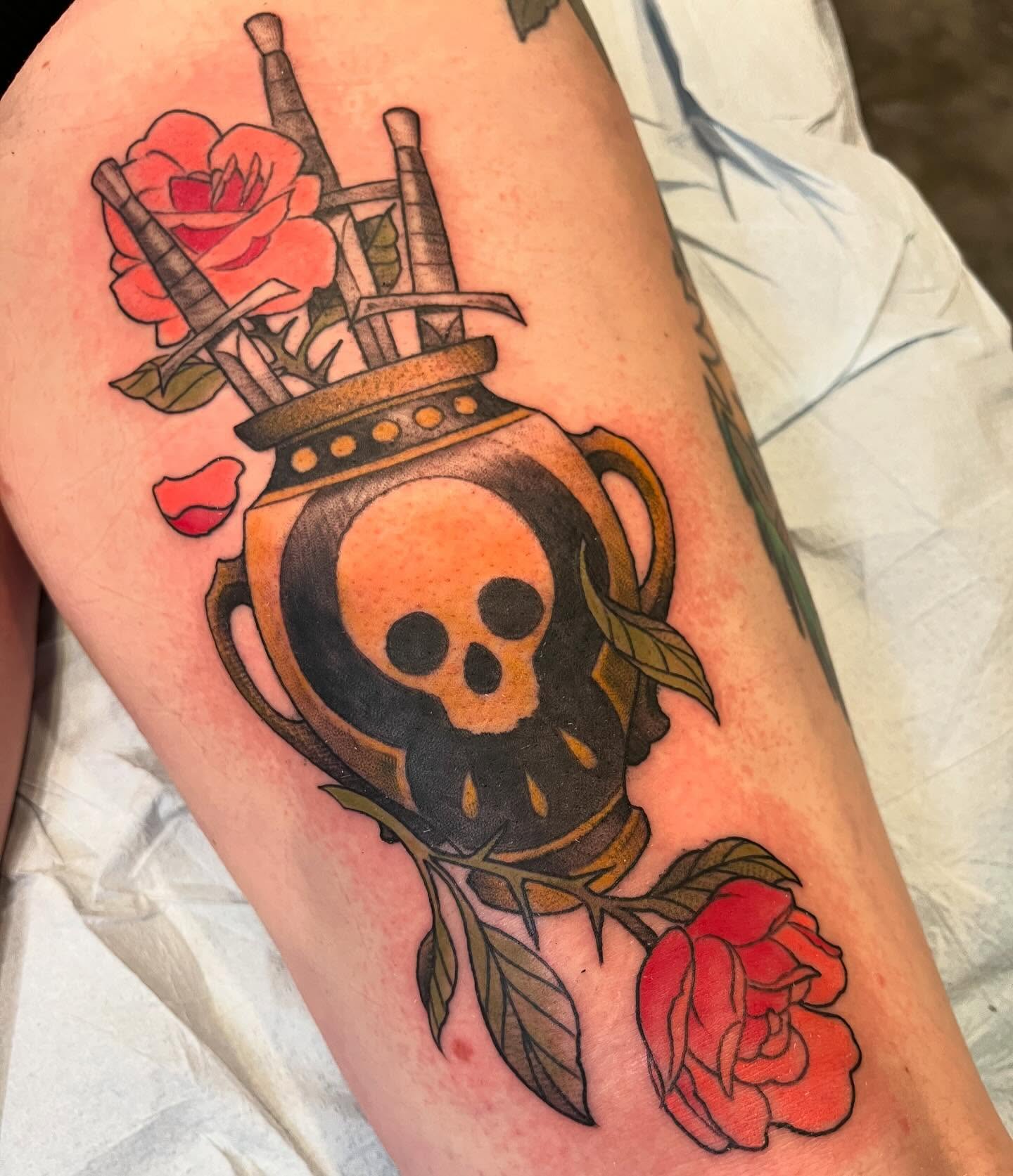 Skull and roses American traditional tattoo on the thigh by Ian White