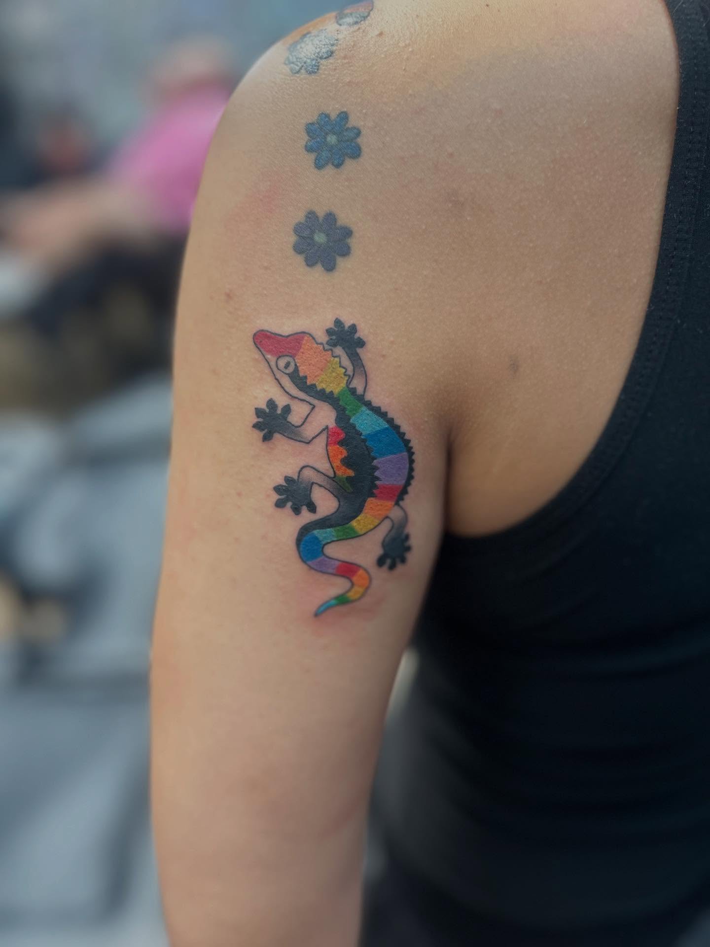 Gecko new school tattoo on the upper arm by Ricardo (RJ)