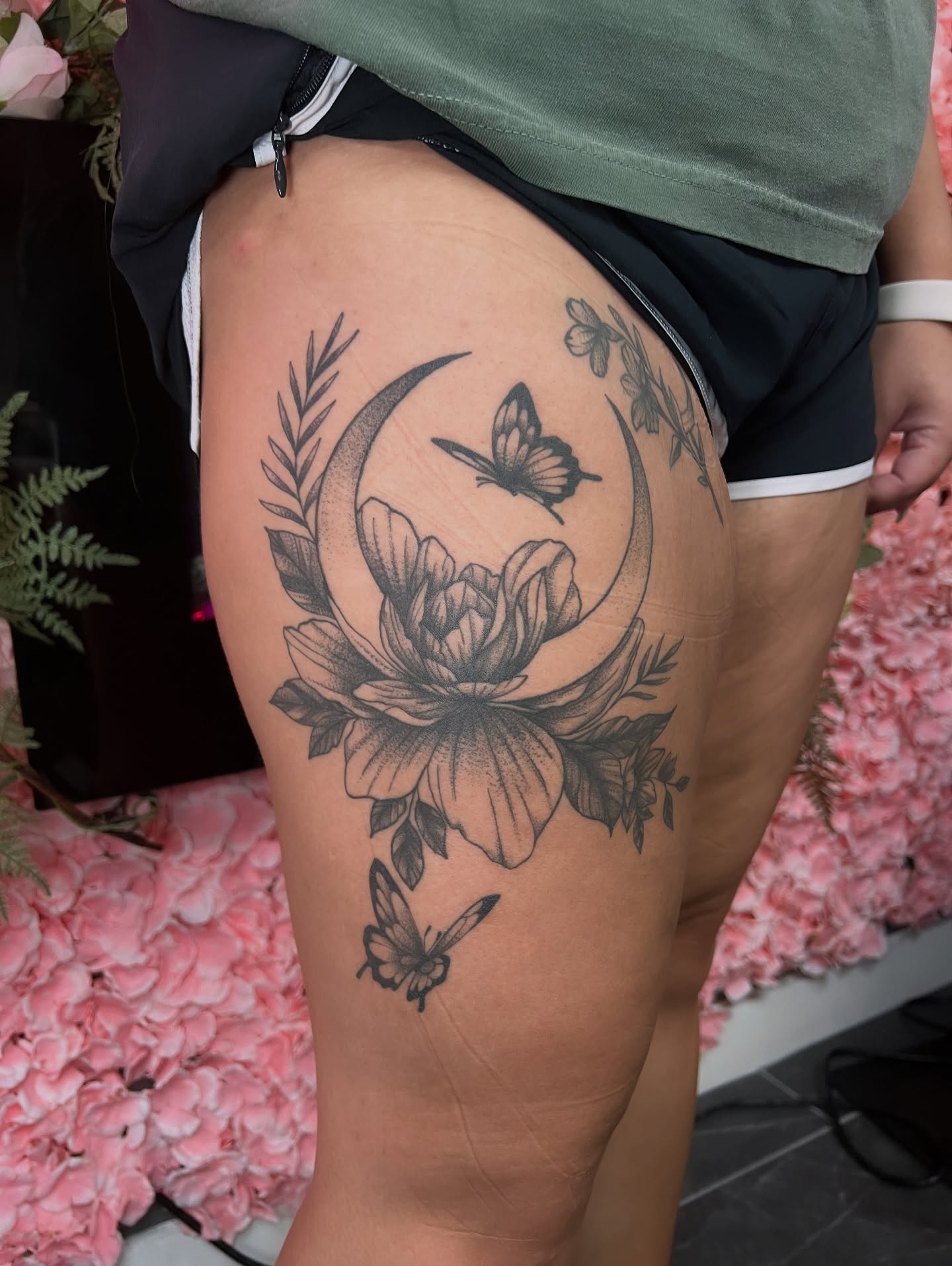 Flower and butterfly black and grey tattoo on the thigh by 𝒱𝒽𝓎𝓍𝒾𝓃