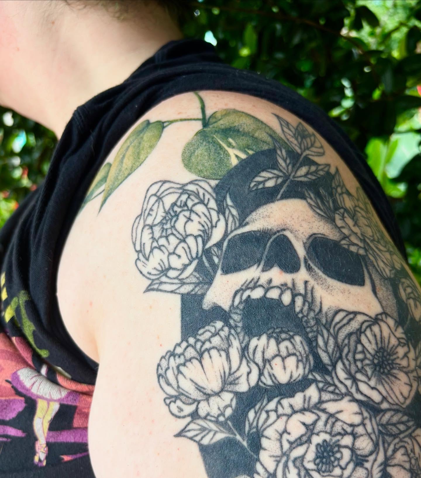 Skull and flowers black and grey tattoo on the shoulder by ✶ 𝓑𝓲𝓽𝓮𝓼𝓲𝔃𝓮𝓭 𝓘𝓷𝓴 ✶, Buford, Georgia