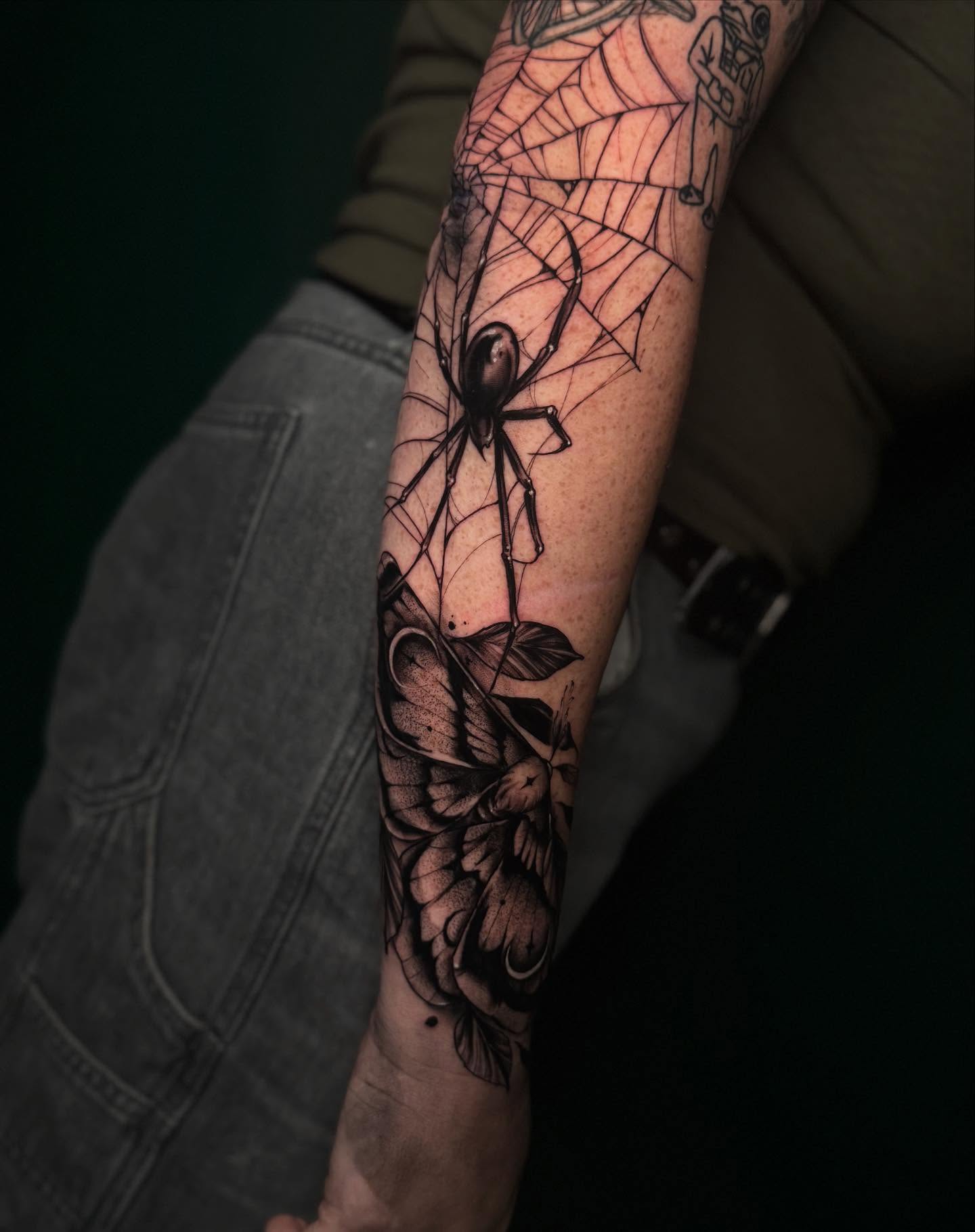 Tattoo by @cassangelotattoo — black_and_grey, geometric
