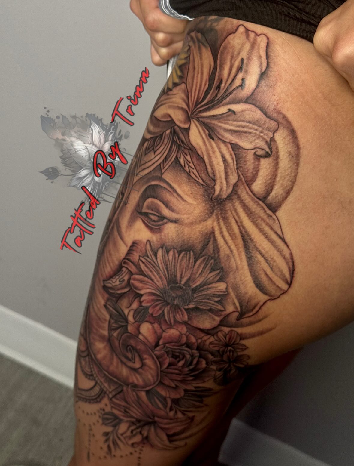 Horse and flowers realism tattoo on the thigh by Tattedbytrinn