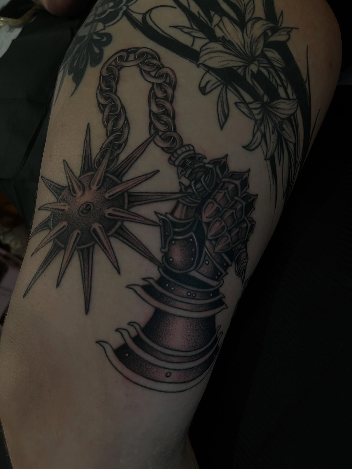 Chain and star black and grey tattoo on the thigh by ដេវី  និល - Davi Nil - Tattoo Artist
