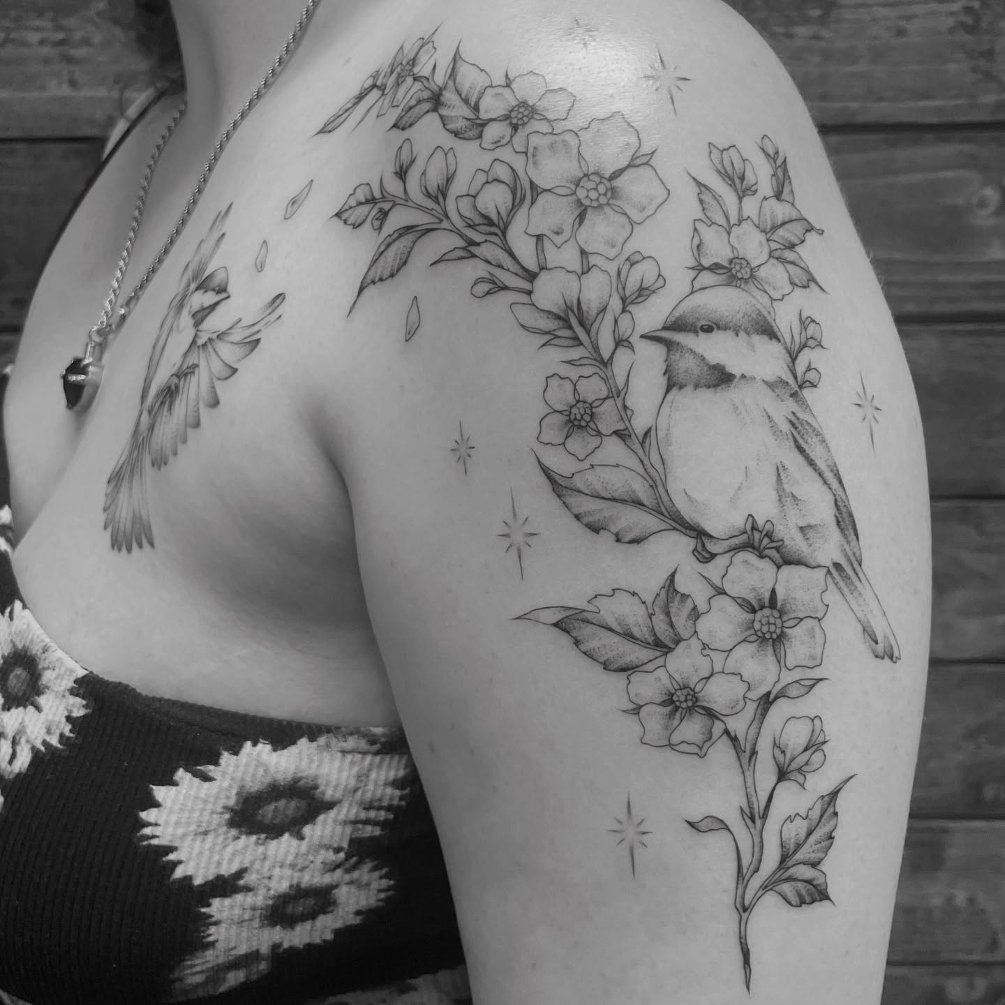 Bird and flowers realism tattoo on the shoulder by โพ ๐
๐ฏ๐ฆ ๐๐ฌ๐ด๐ข๐ฏ๐ฐ โพ