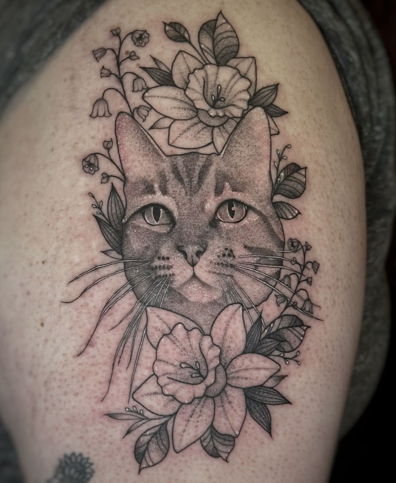 Cat with flowers realism tattoo on the shoulder by 𓍊𓋼 Joana Diane Tattoos 𓋼𓍊