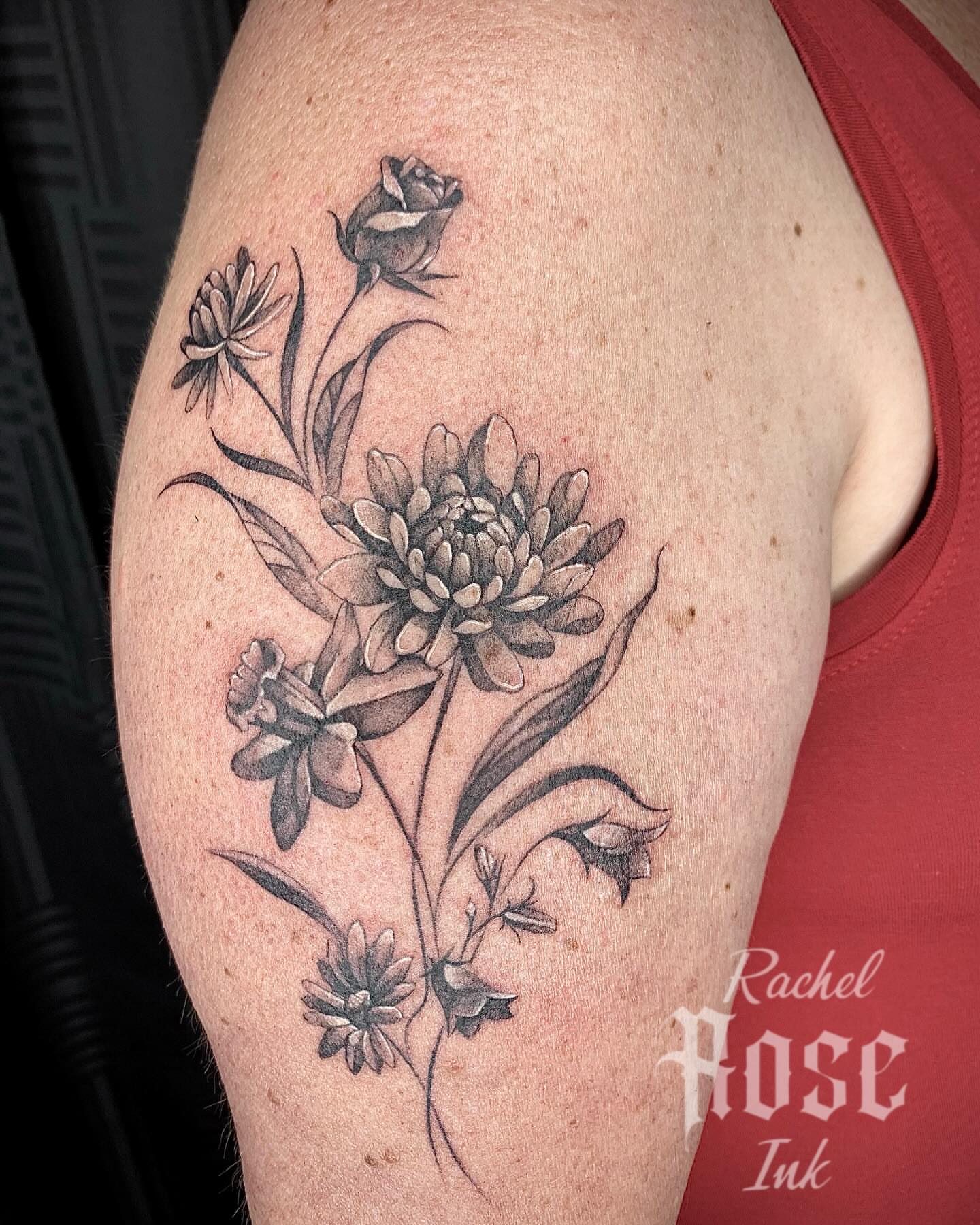 Floral bouquet realism tattoo on the thigh by 𝑅𝒶𝒸𝒽𝑒𝓁 𝑅𝑜𝓈𝑒 🌹