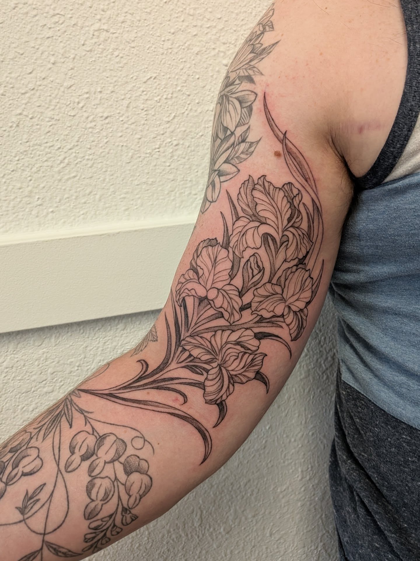 Floral bouquet black and grey tattoo on the forearm by Ana Cielo Dueñas🌿Fernewt🌿Tattoo Artist🌿