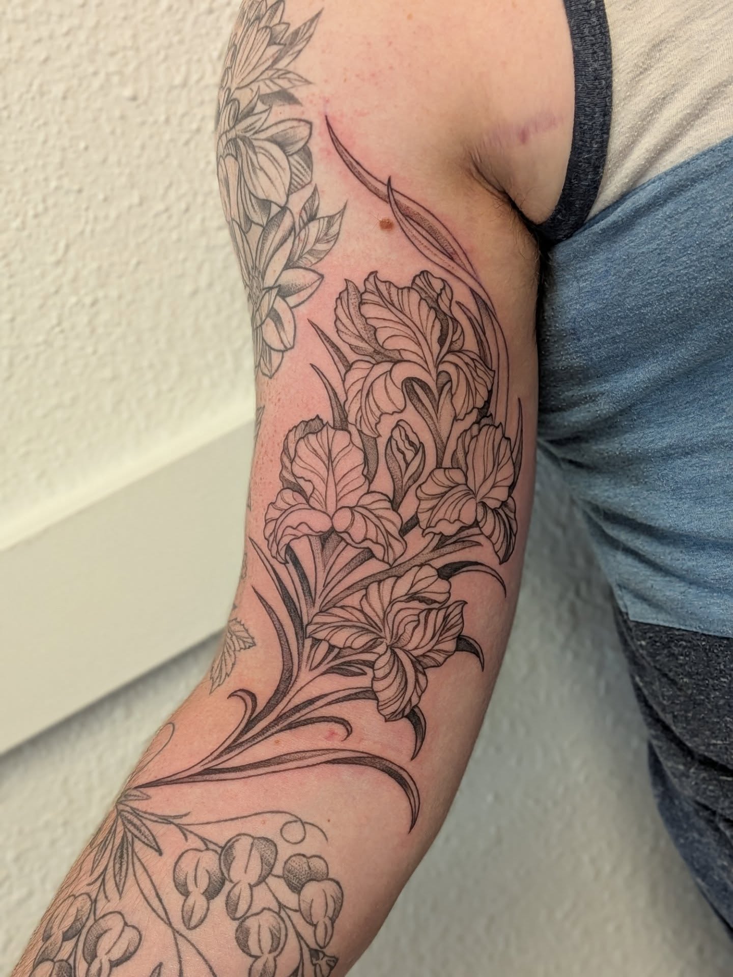 Tattoo by @fernewt — black_and_grey